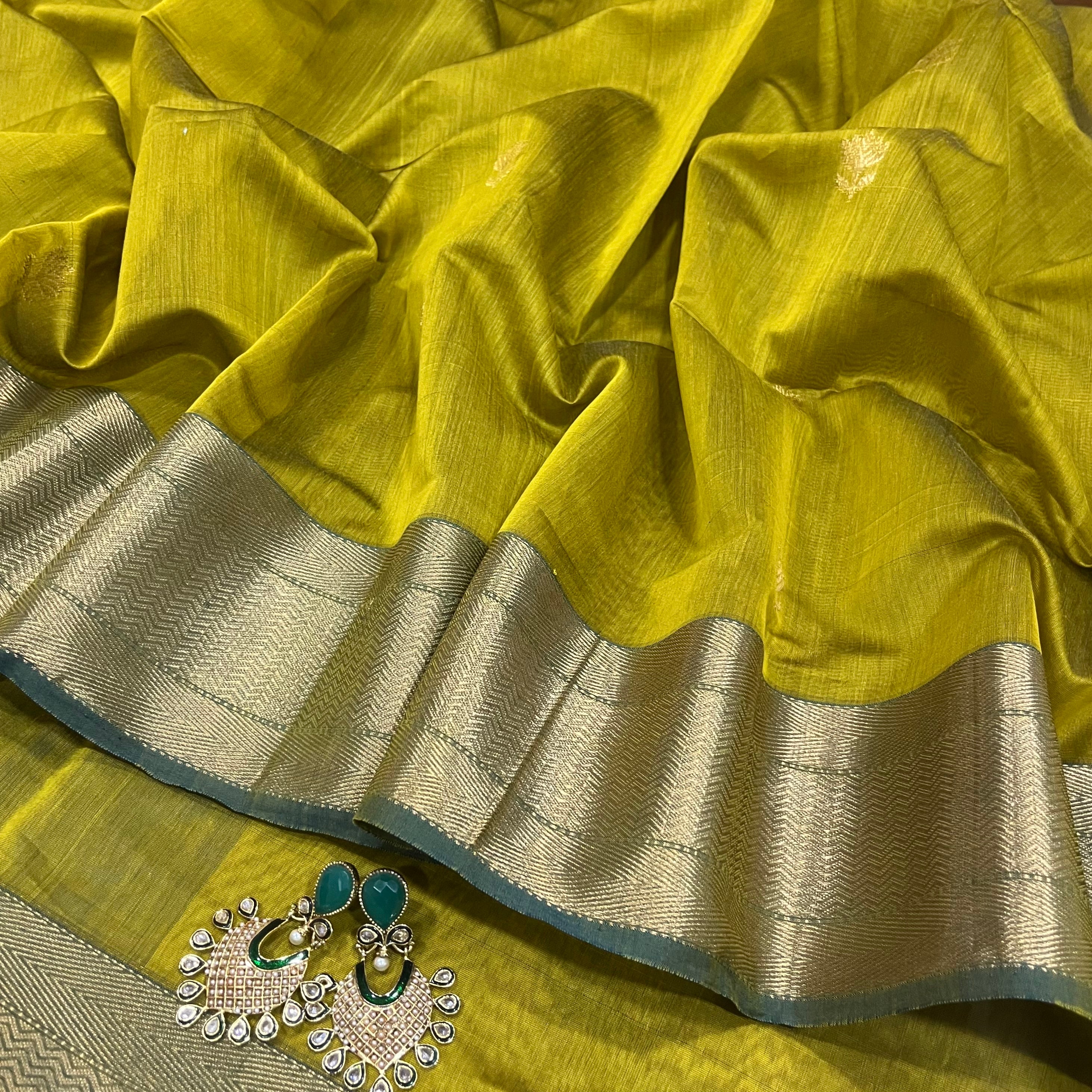 Mustard and green Maheshwari saree with flower motifs all over - Image 4