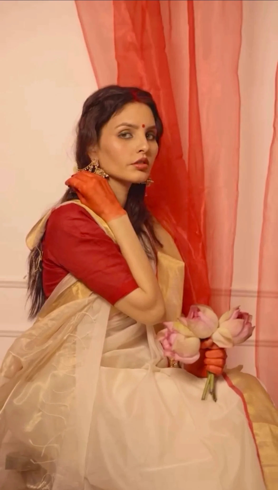 Off white & red maheshwari saree with zari lines on pallu - Image 8