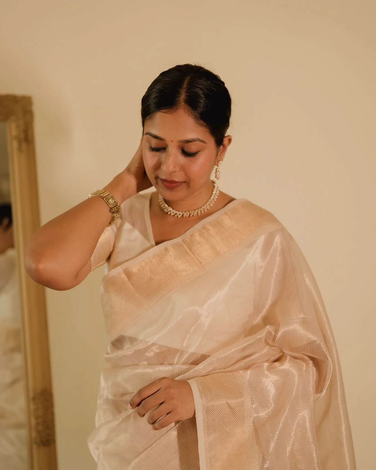 Off white gold Maheshwari saree with zari lines all over - Image 10