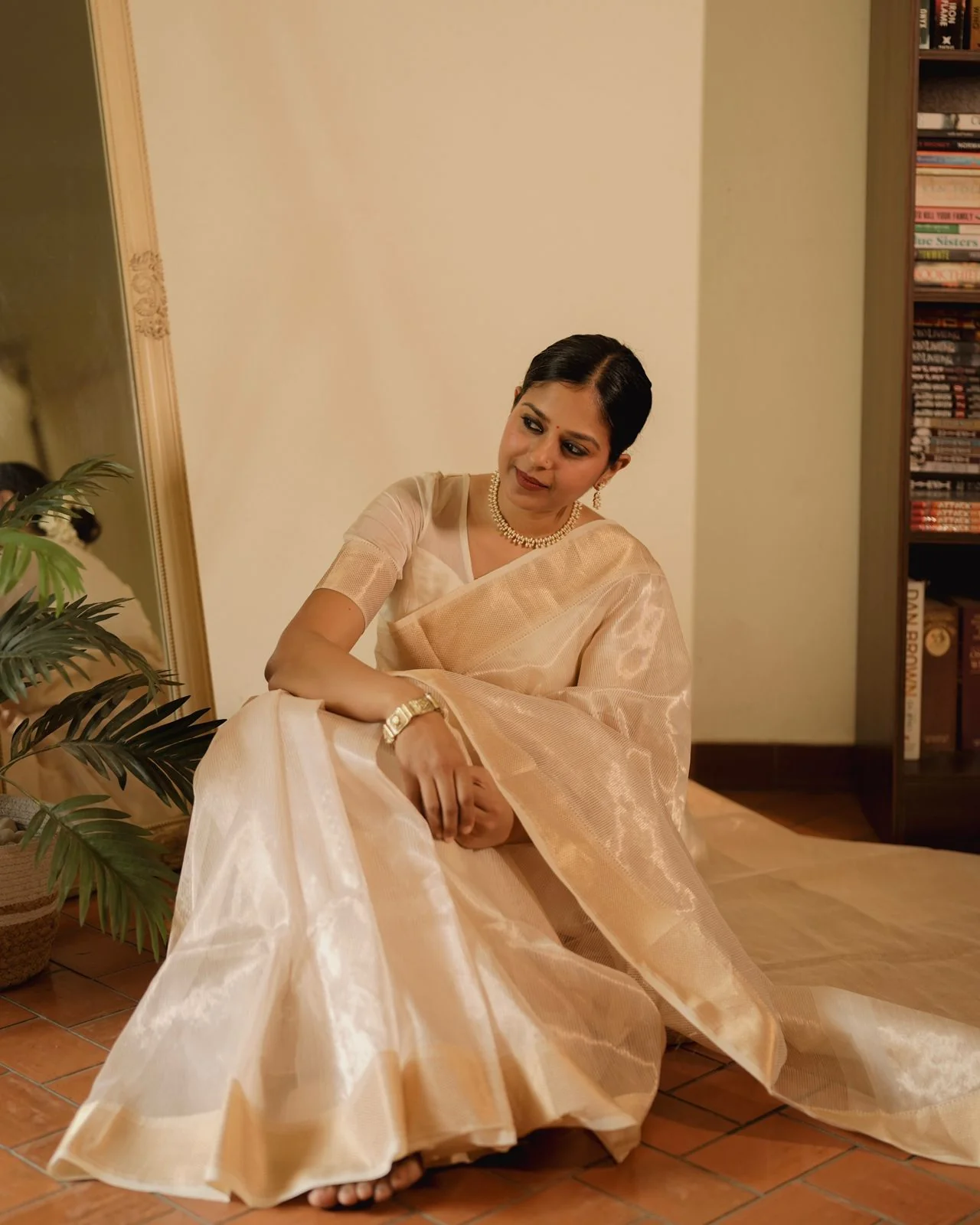 Off white gold Maheshwari saree with zari lines all over - Image 5