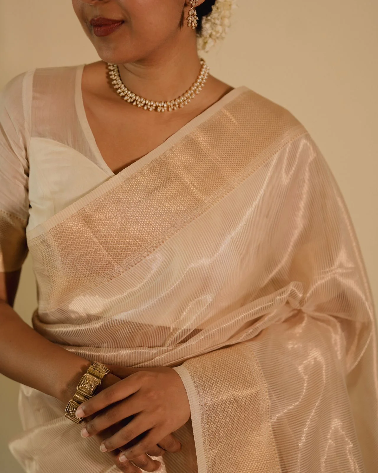 Off white gold Maheshwari saree with zari lines all over - Image 7