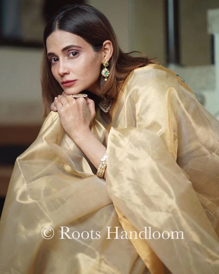 Olive Gold Maheshwari Saree with Zari lines all over - Image 8