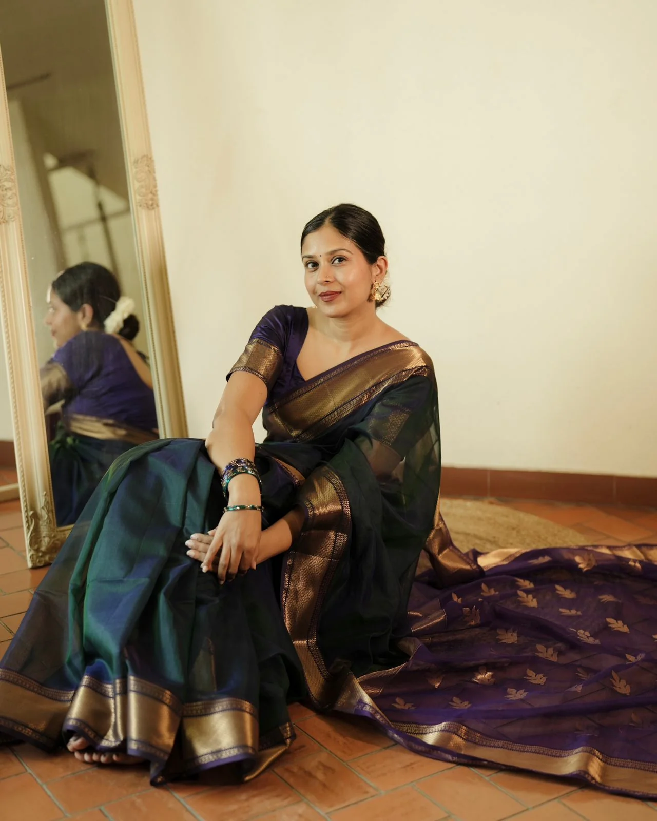 Peacock and purple dual tone Maheshwari saree with flower motifs on pallu - Image 10