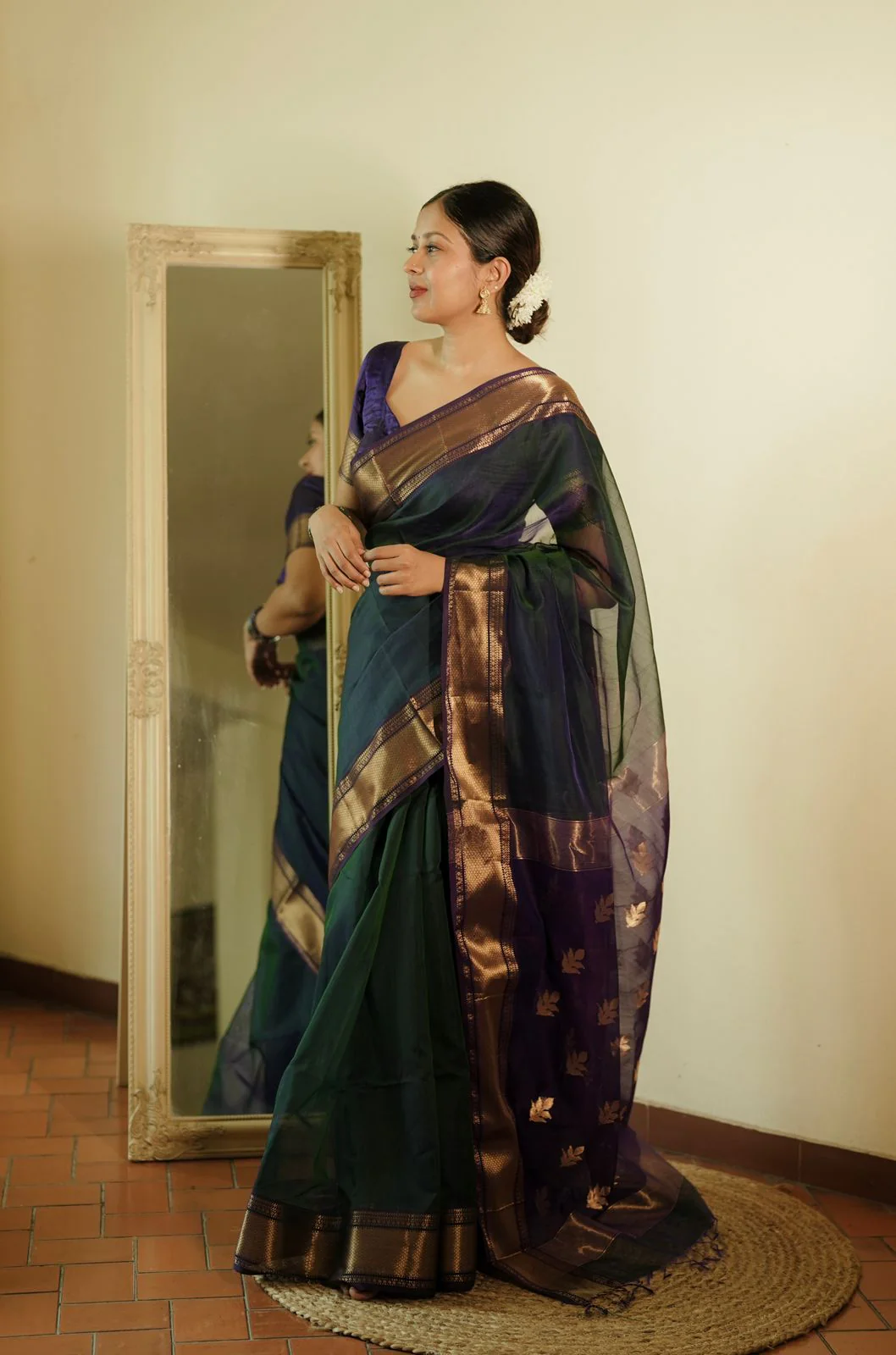 Peacock and purple dual tone Maheshwari saree with flower motifs on pallu - Image 11