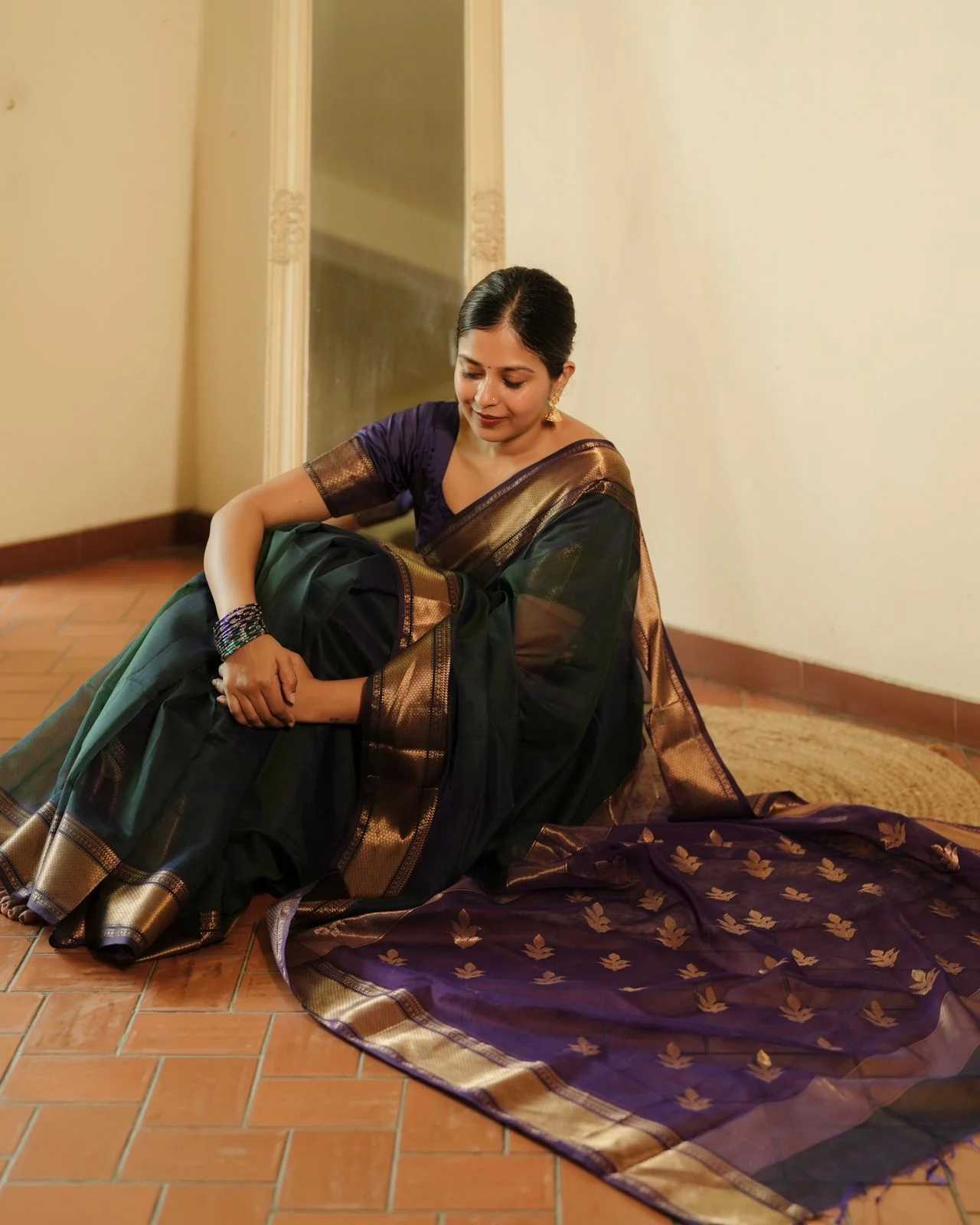 Peacock and purple dual tone Maheshwari saree with flower motifs on pallu - Image 12