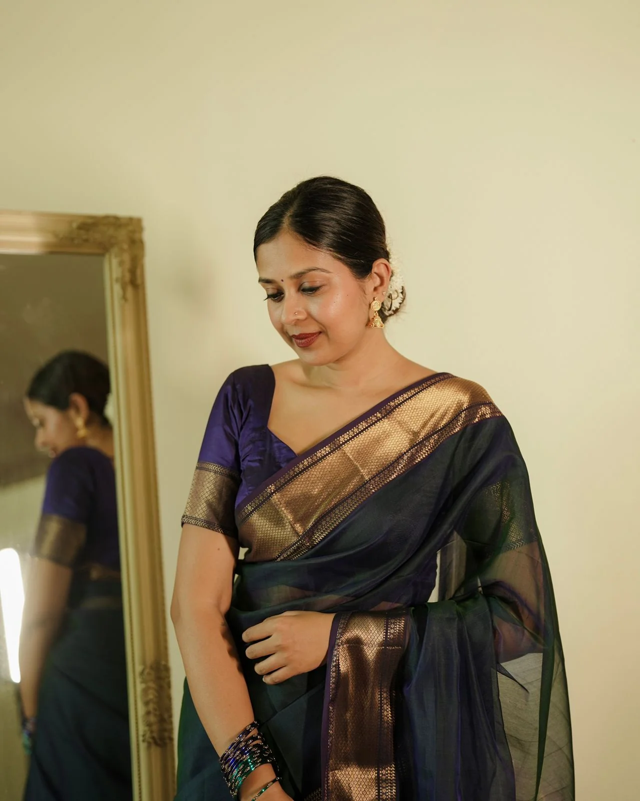 Peacock and purple dual tone Maheshwari saree with flower motifs on pallu - Image 3
