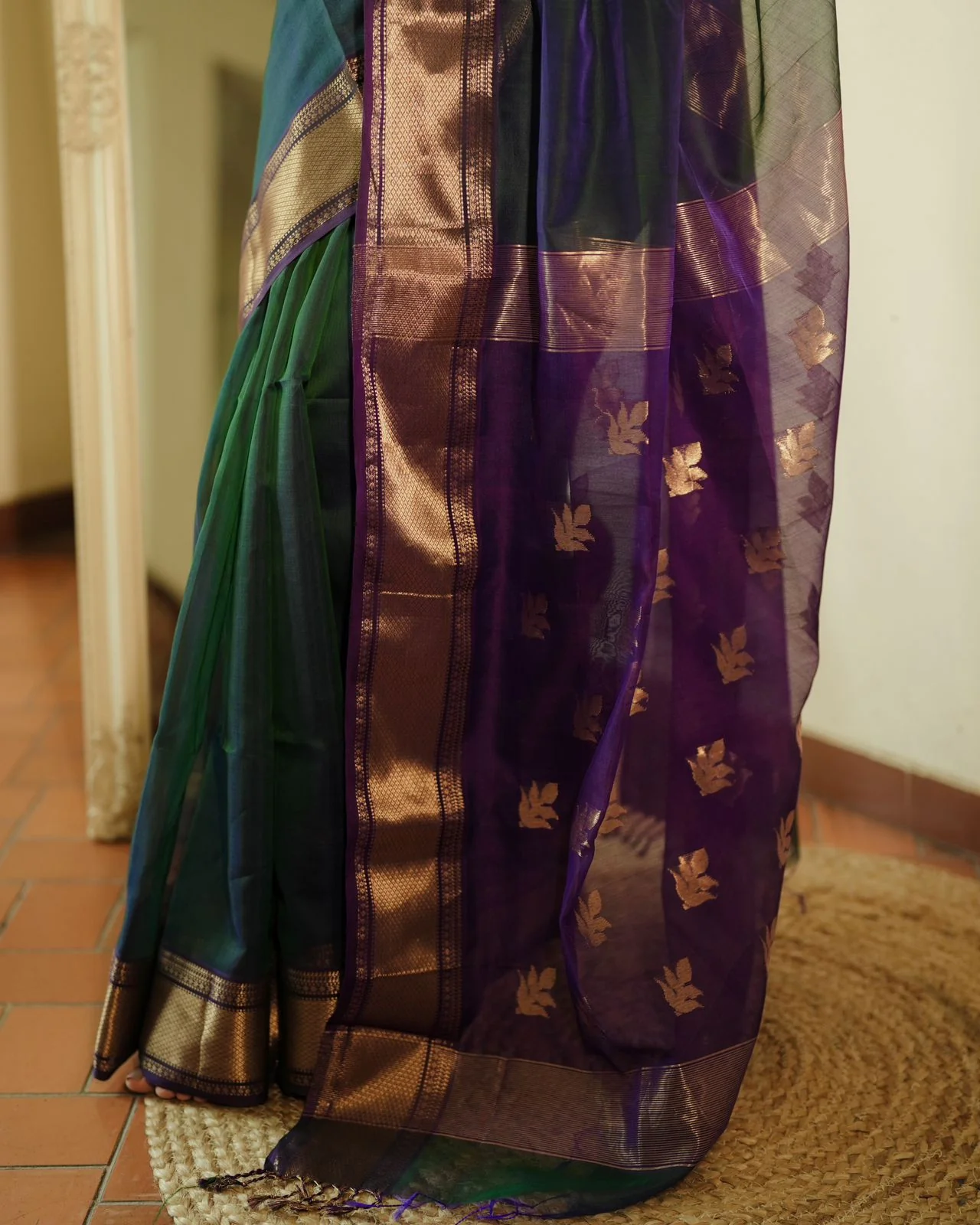 Peacock and purple dual tone Maheshwari saree with flower motifs on pallu - Image 4