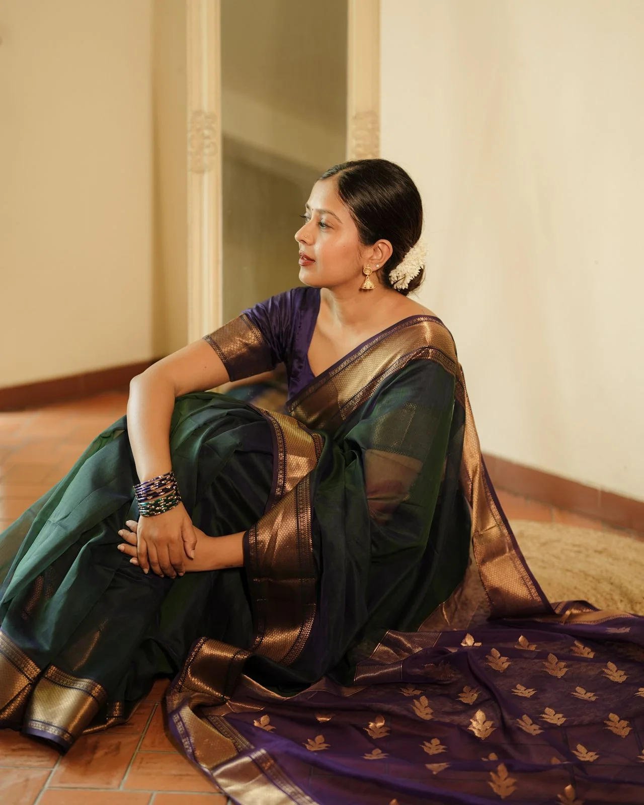 Peacock and purple dual tone Maheshwari saree with flower motifs on pallu - Image 5