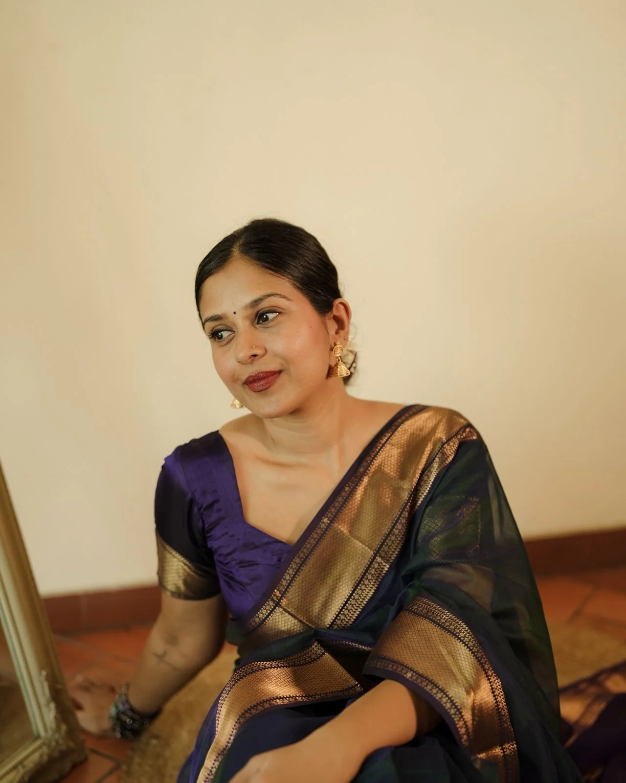 Peacock and purple dual tone Maheshwari saree with flower motifs on pallu - Image 6