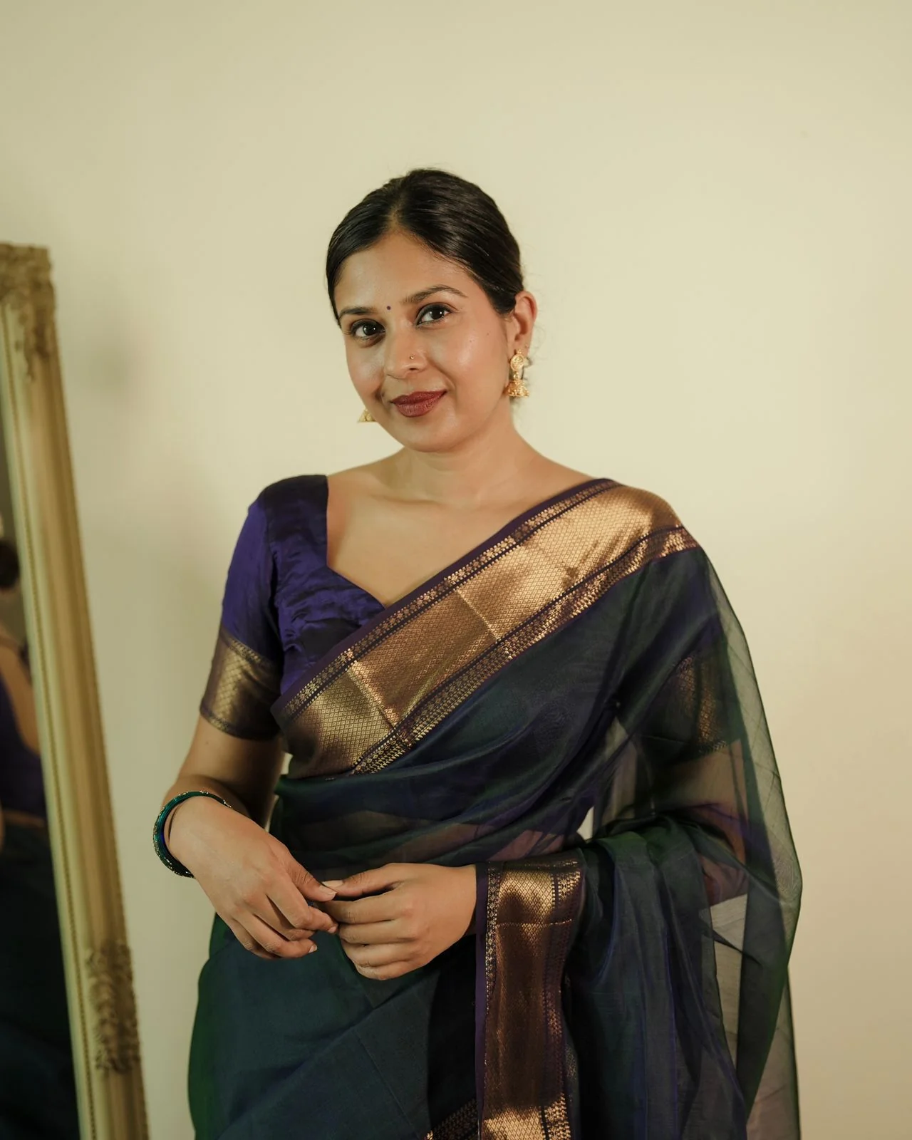 Peacock and purple dual tone Maheshwari saree with flower motifs on pallu - Image 9