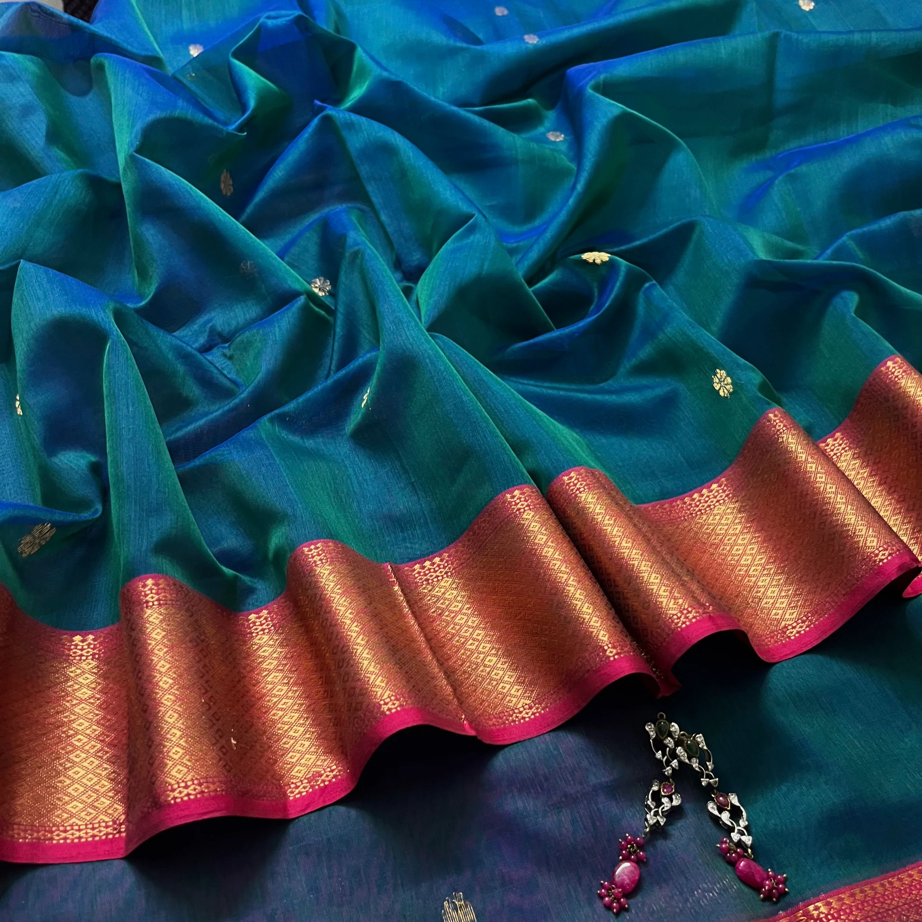 Peacock and Violet dual tone Maheshwari saree with flower motifs on pallu - Image 10