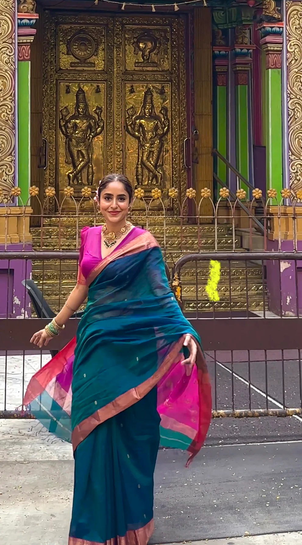 Peacock and Violet dual tone Maheshwari saree with flower motifs on pallu - Image 11