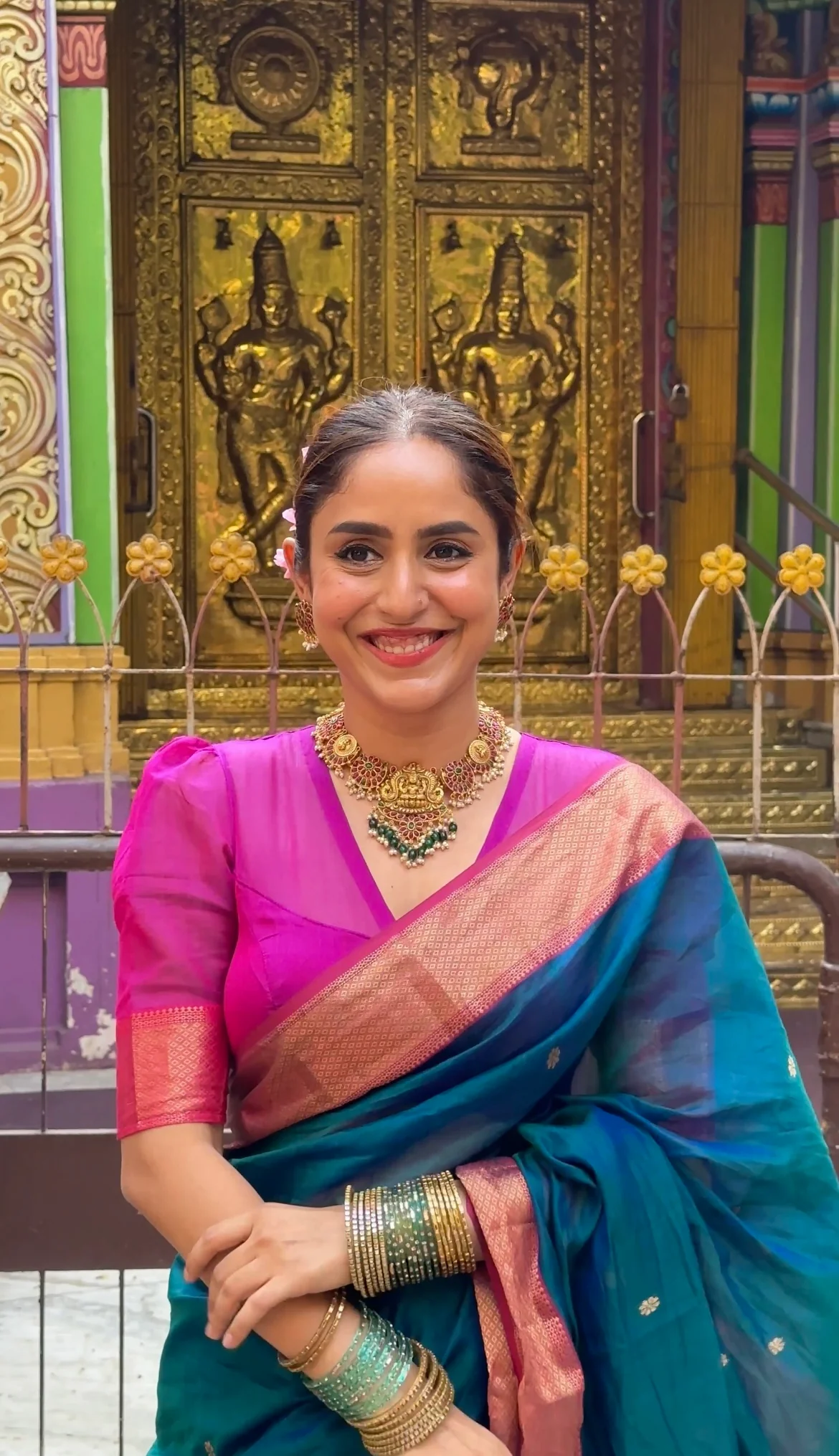 Peacock and Violet dual tone Maheshwari saree with flower motifs on pallu - Image 12