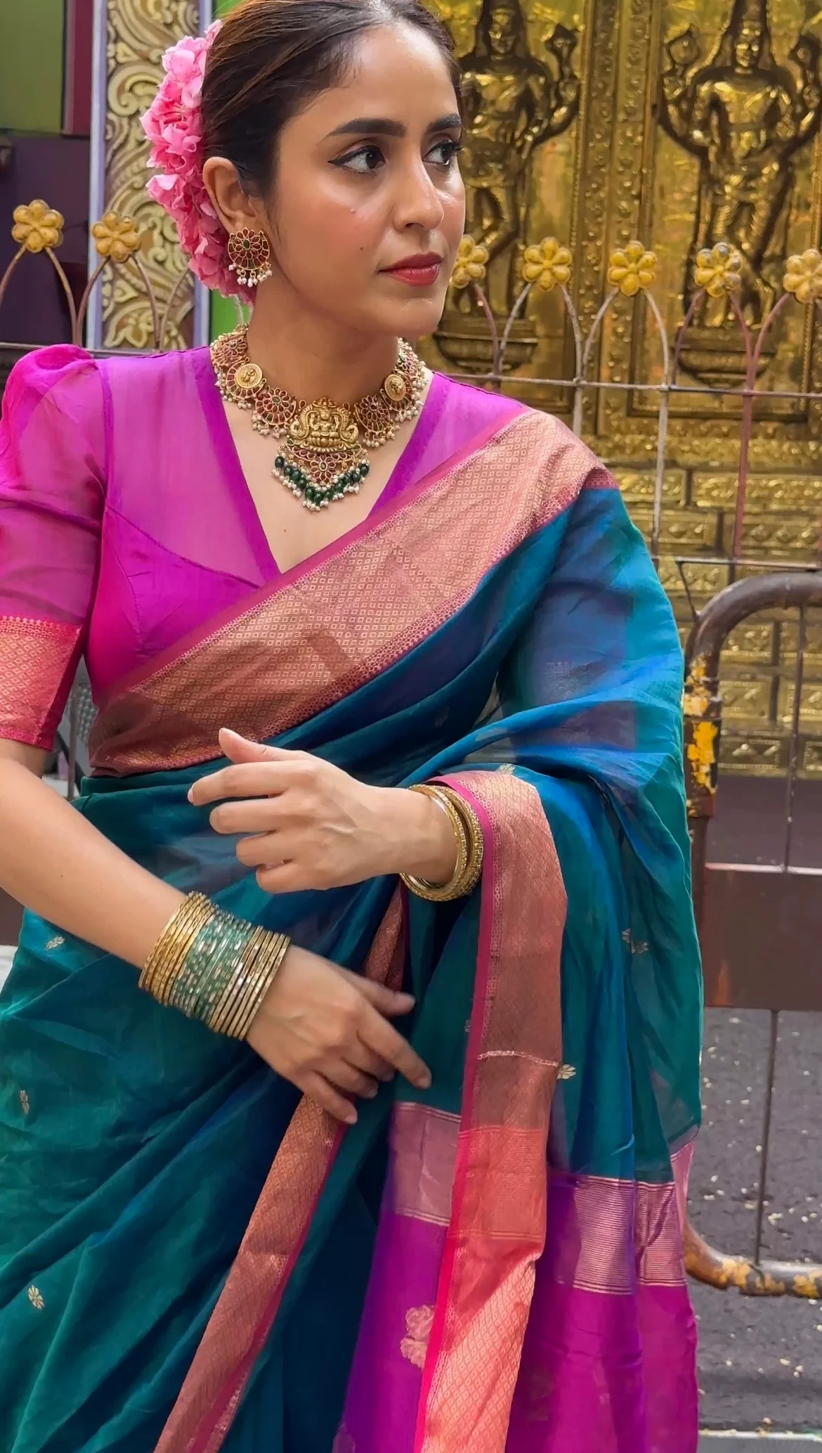 Peacock and Violet dual tone Maheshwari saree with flower motifs on pallu - Image 13