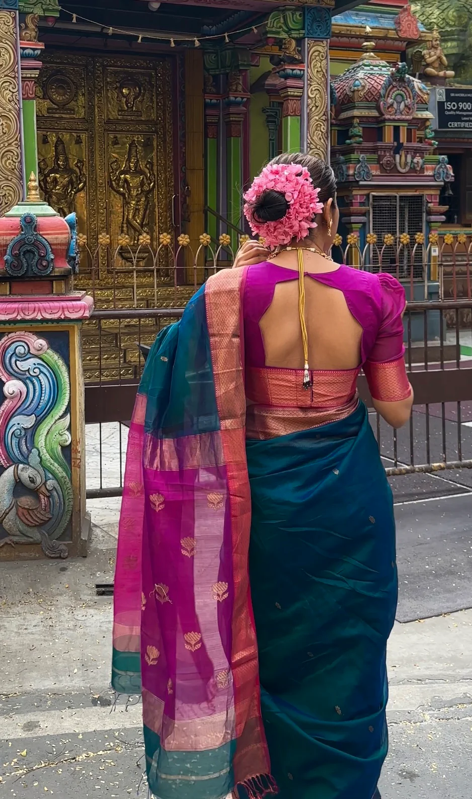 Peacock and Violet dual tone Maheshwari saree with flower motifs on pallu - Image 14