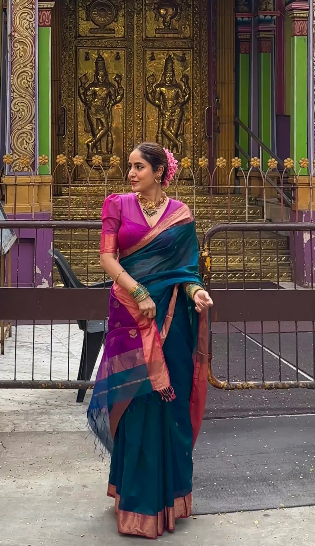 Peacock and Violet dual tone Maheshwari saree with flower motifs on pallu - Image 2