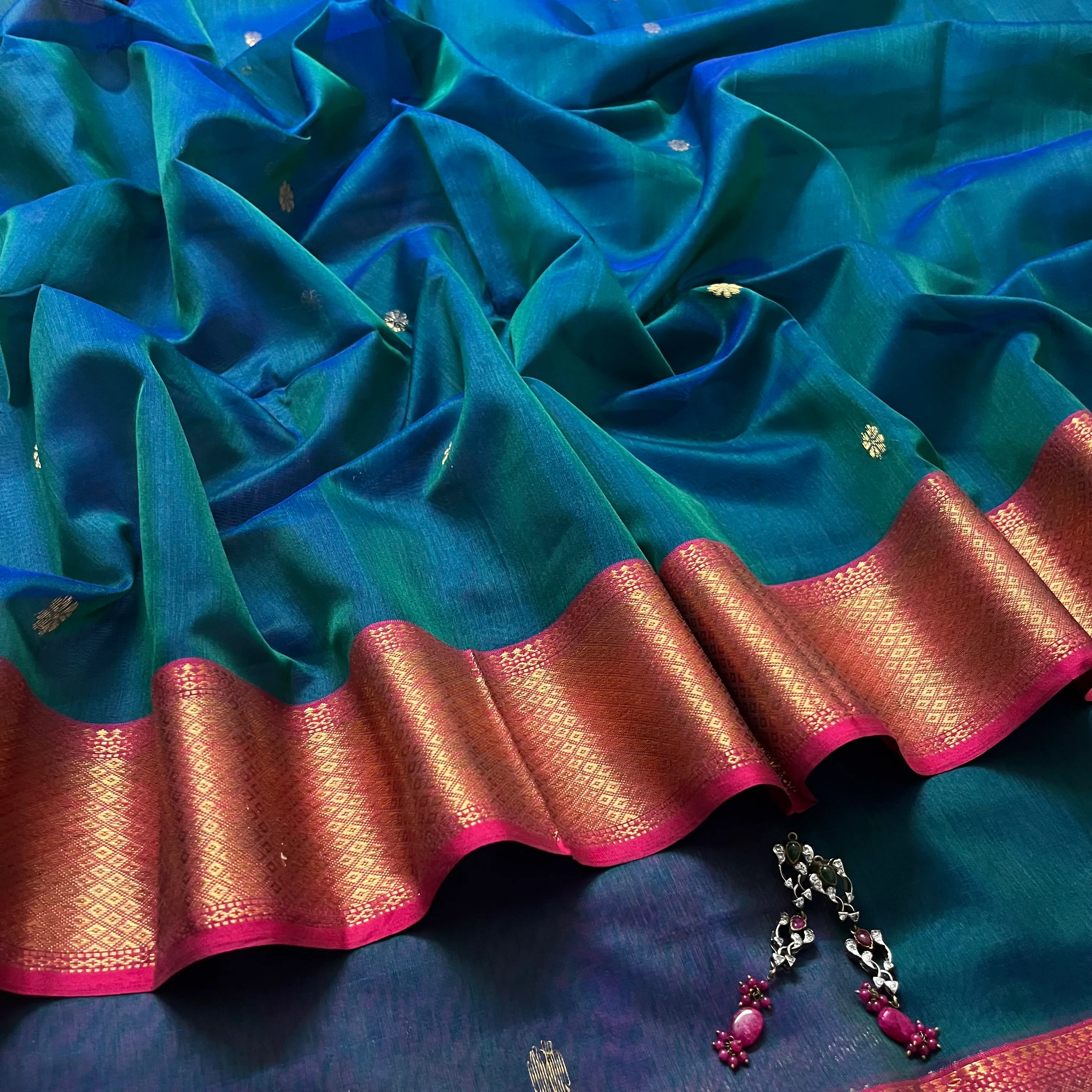 Peacock and Violet dual tone Maheshwari saree with flower motifs on pallu - Image 4