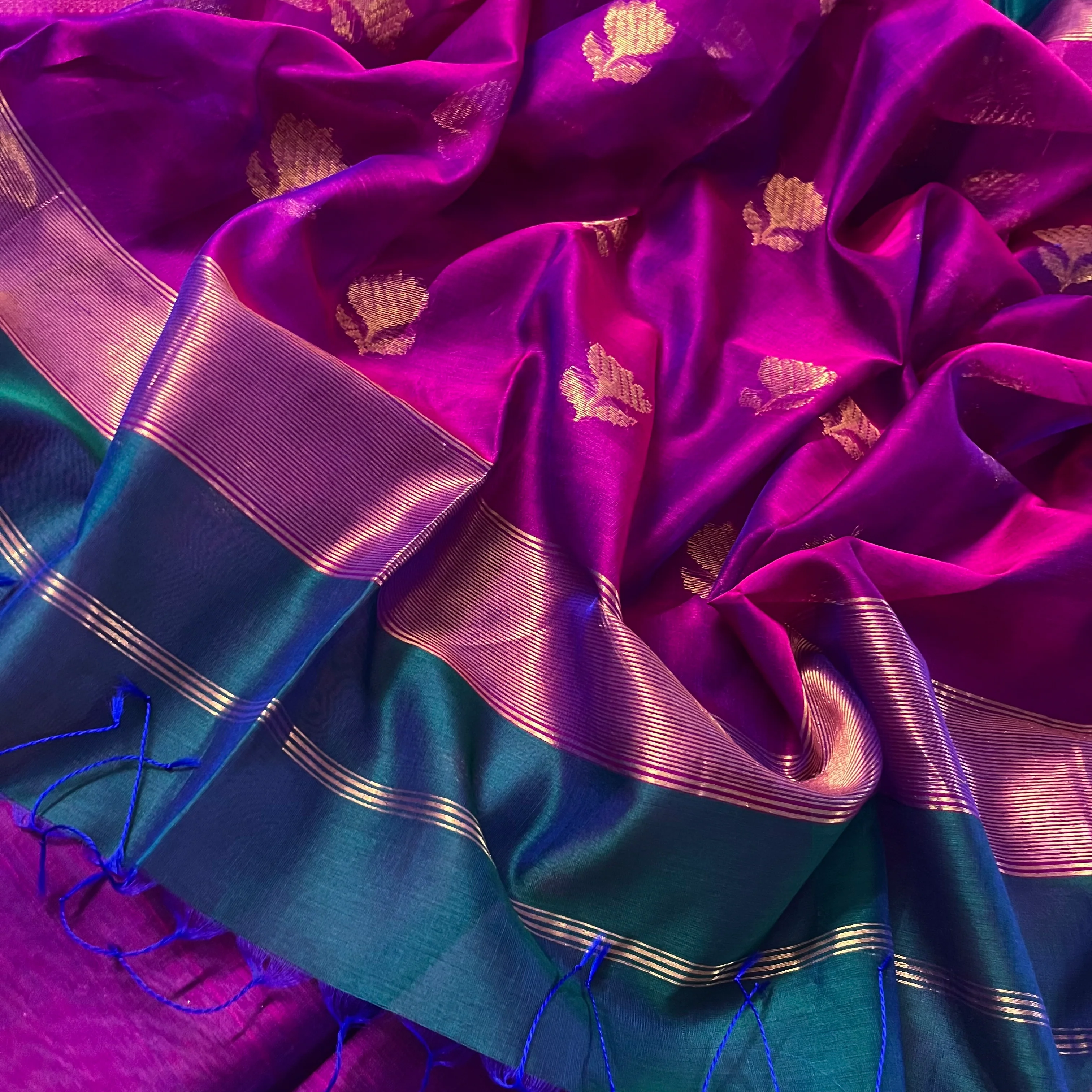Peacock and Violet dual tone Maheshwari saree with flower motifs on pallu - Image 5