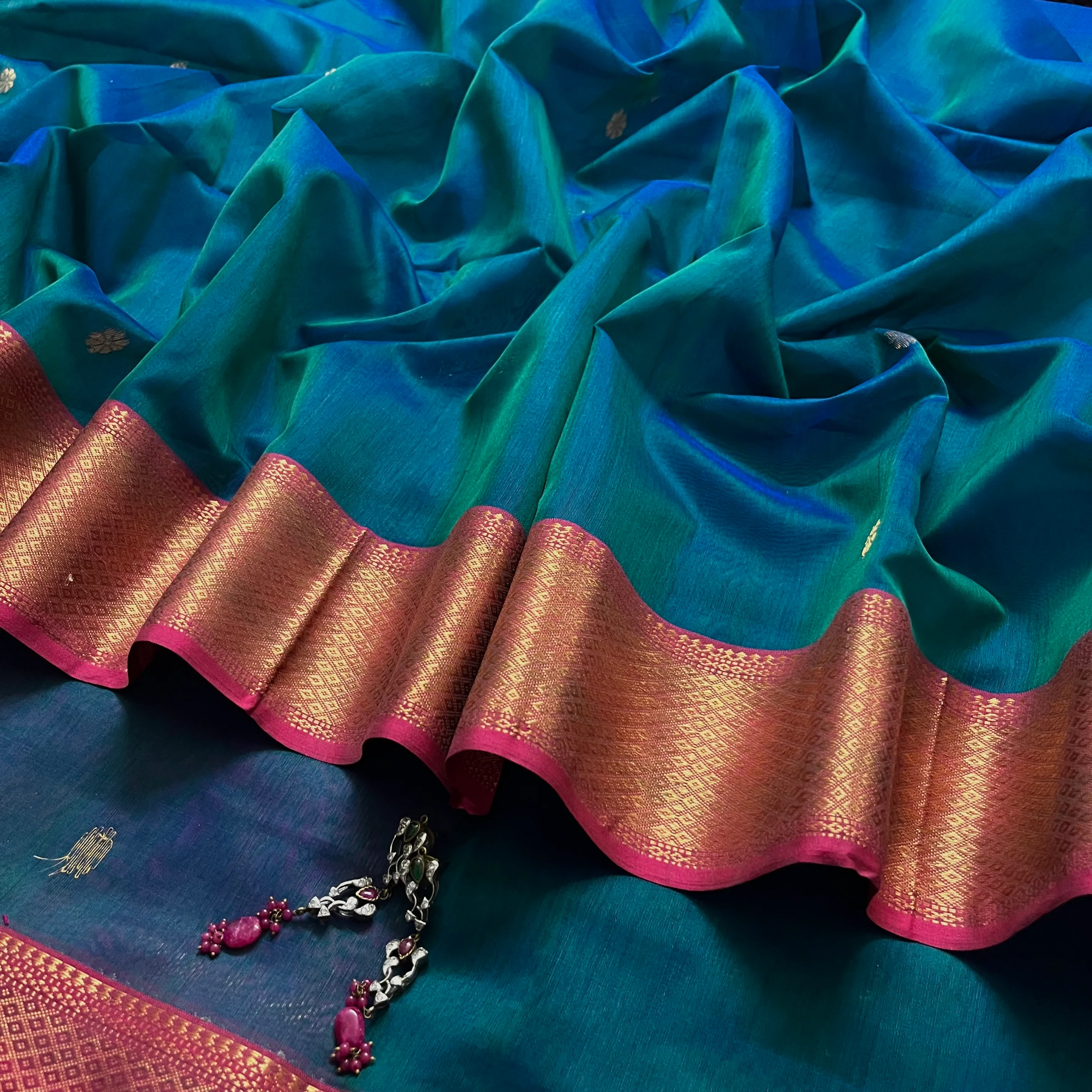 Peacock and Violet dual tone Maheshwari saree with flower motifs on pallu - Image 6