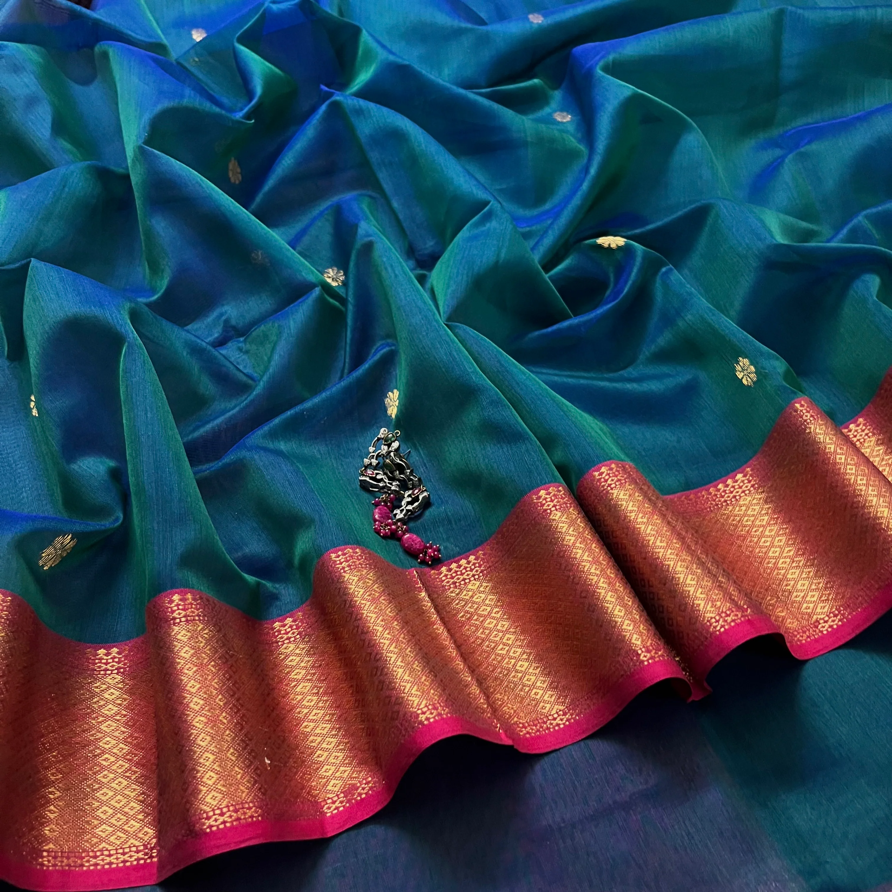 Peacock and Violet dual tone Maheshwari saree with flower motifs on pallu - Image 7