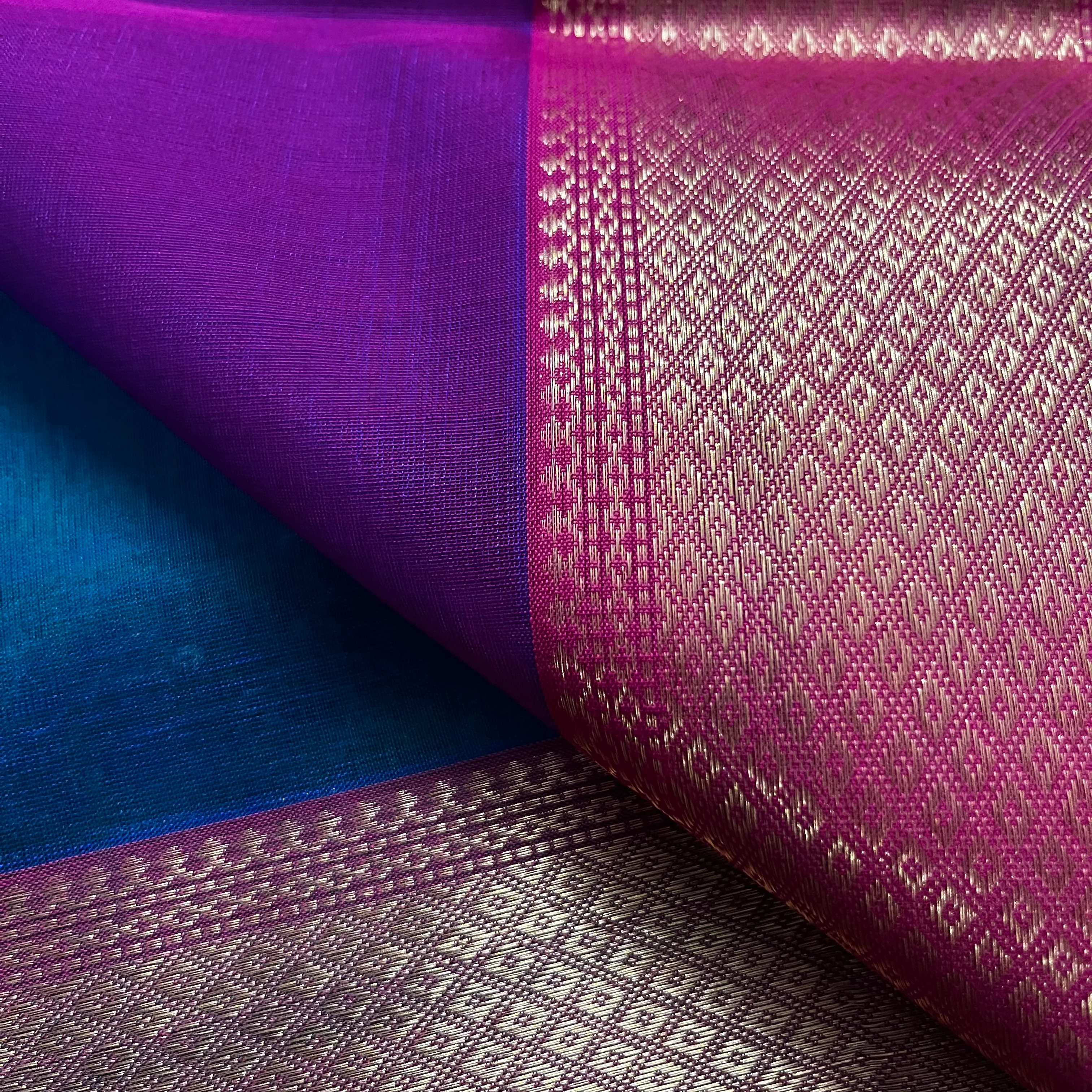 Peacock and Violet dual tone Maheshwari saree with flower motifs on pallu - Image 9