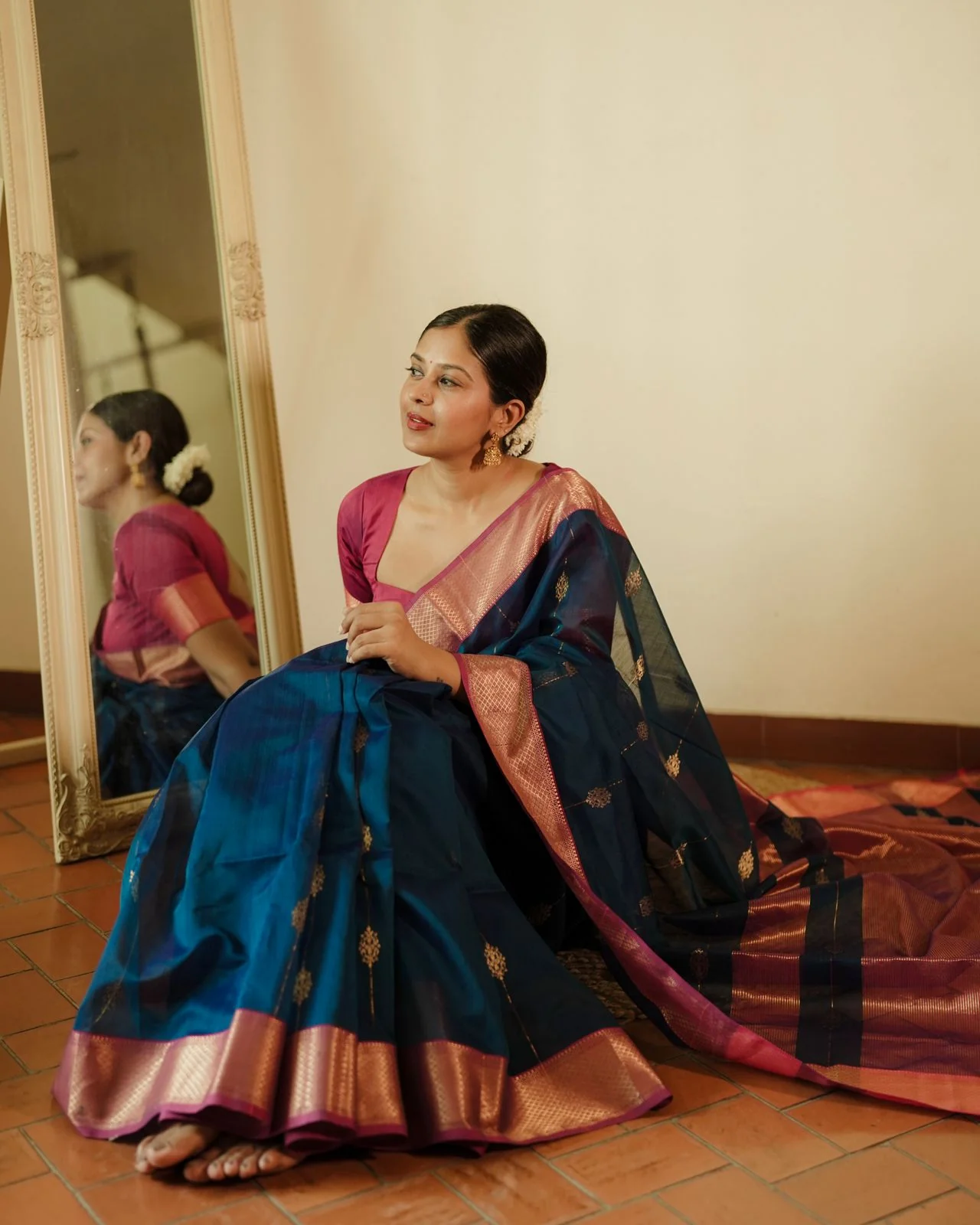 Peacock blue and pink Maheshwari saree with zari motifs all over - Image 15