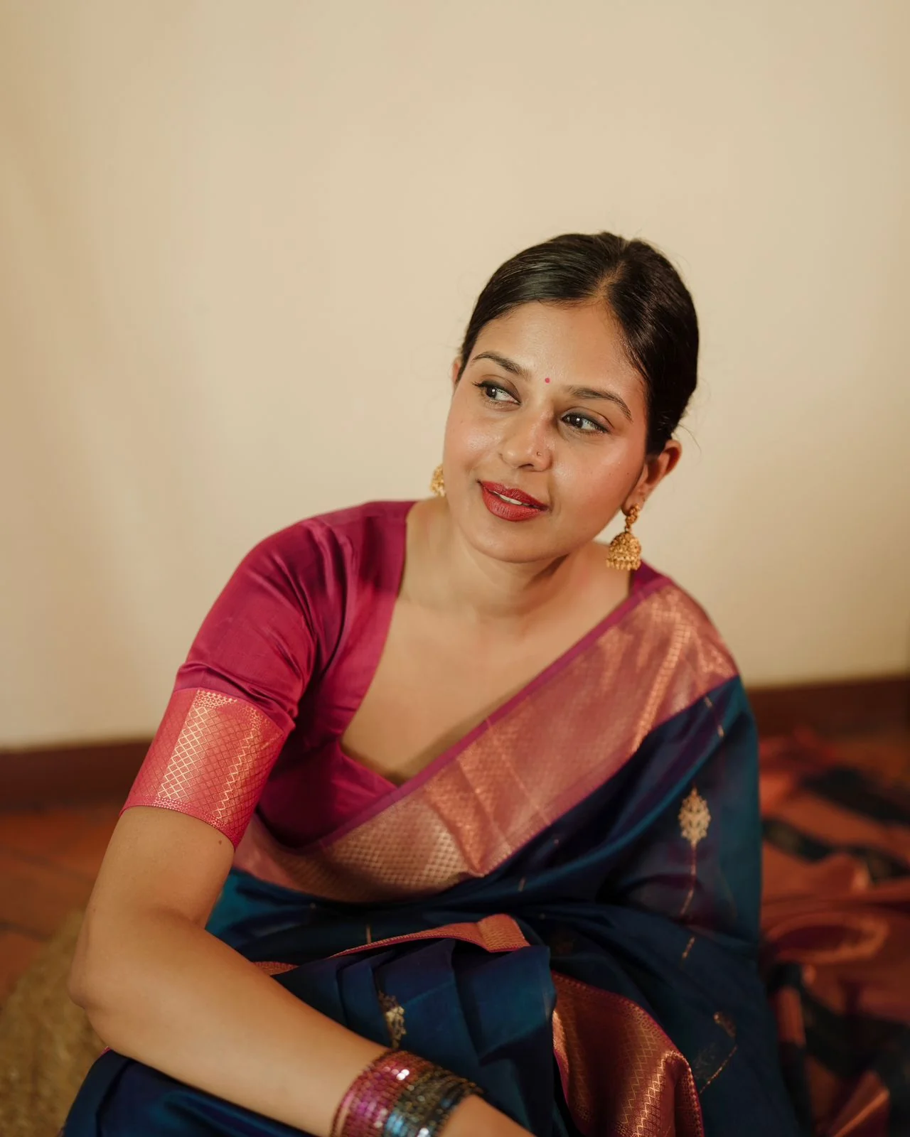 Peacock blue and pink Maheshwari saree with zari motifs all over - Image 4