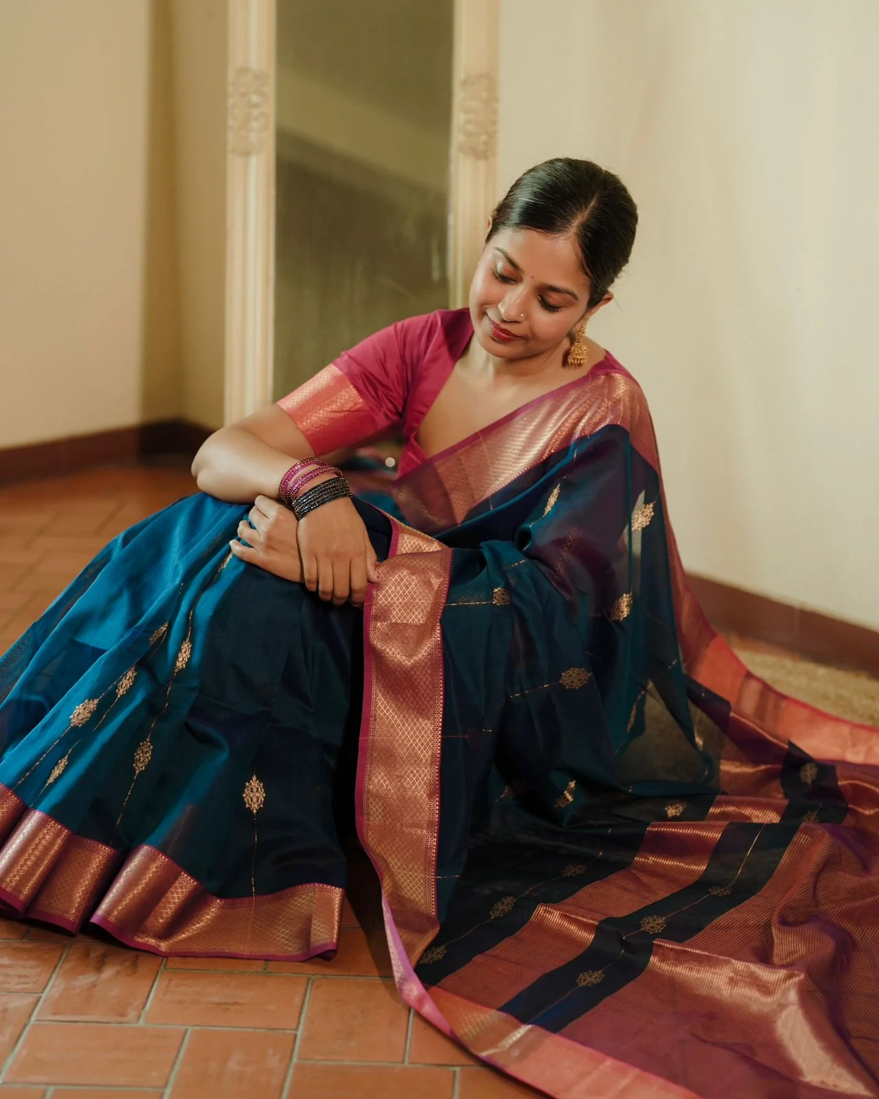 Peacock blue and pink Maheshwari saree with zari motifs all over - Image 5