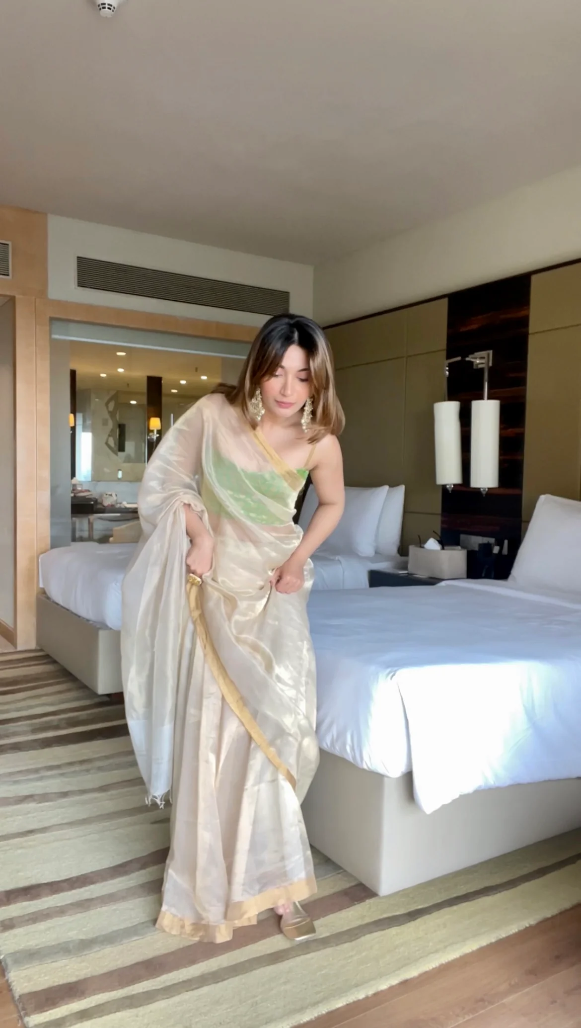 Off-White & Gold Maheshwari Saree with Zari lines all over - Image 3