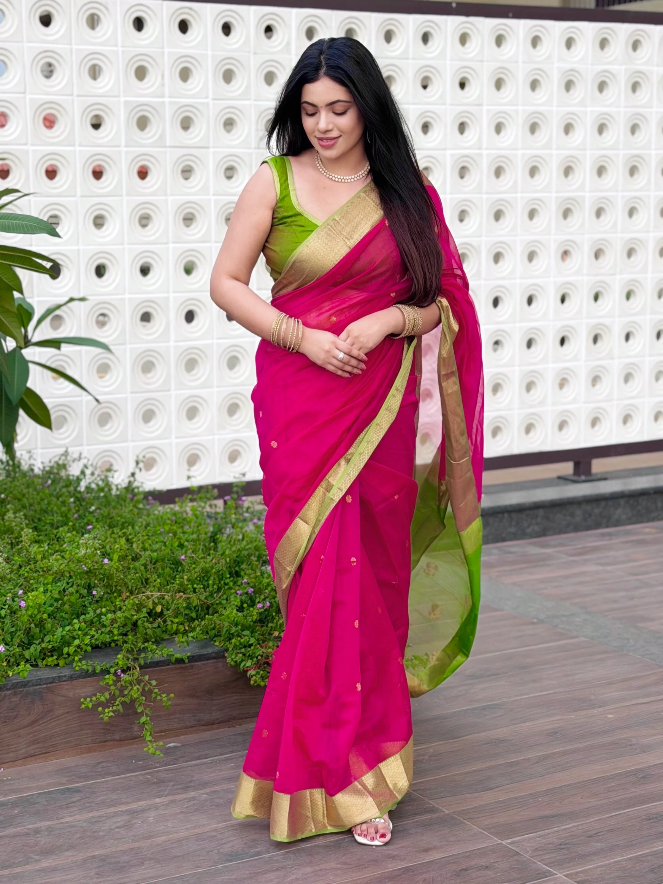 Pink and olive green Maheshwari saree with flower motifs on pallu - Image 11