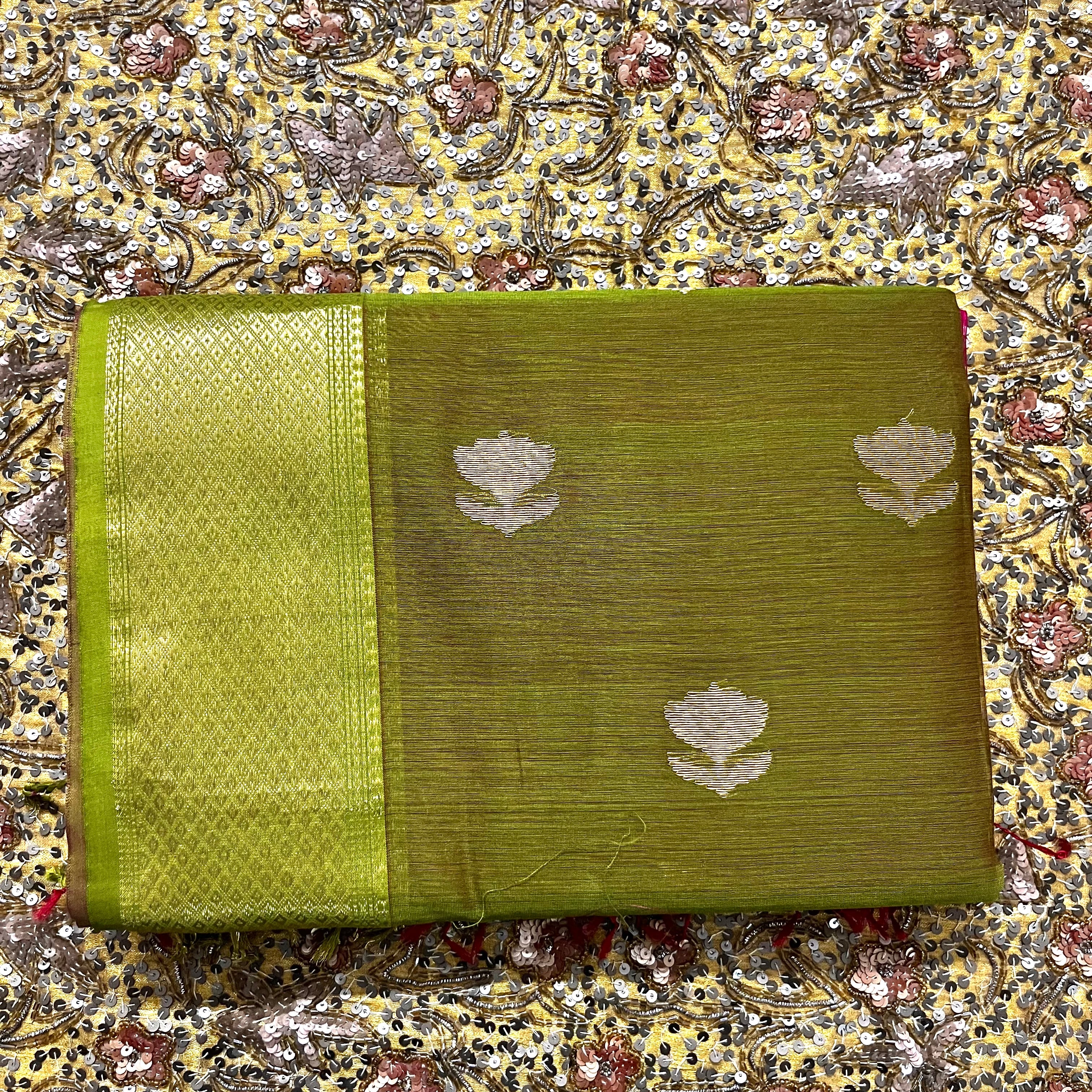 Pink and olive green Maheshwari saree with flower motifs on pallu - Image 14