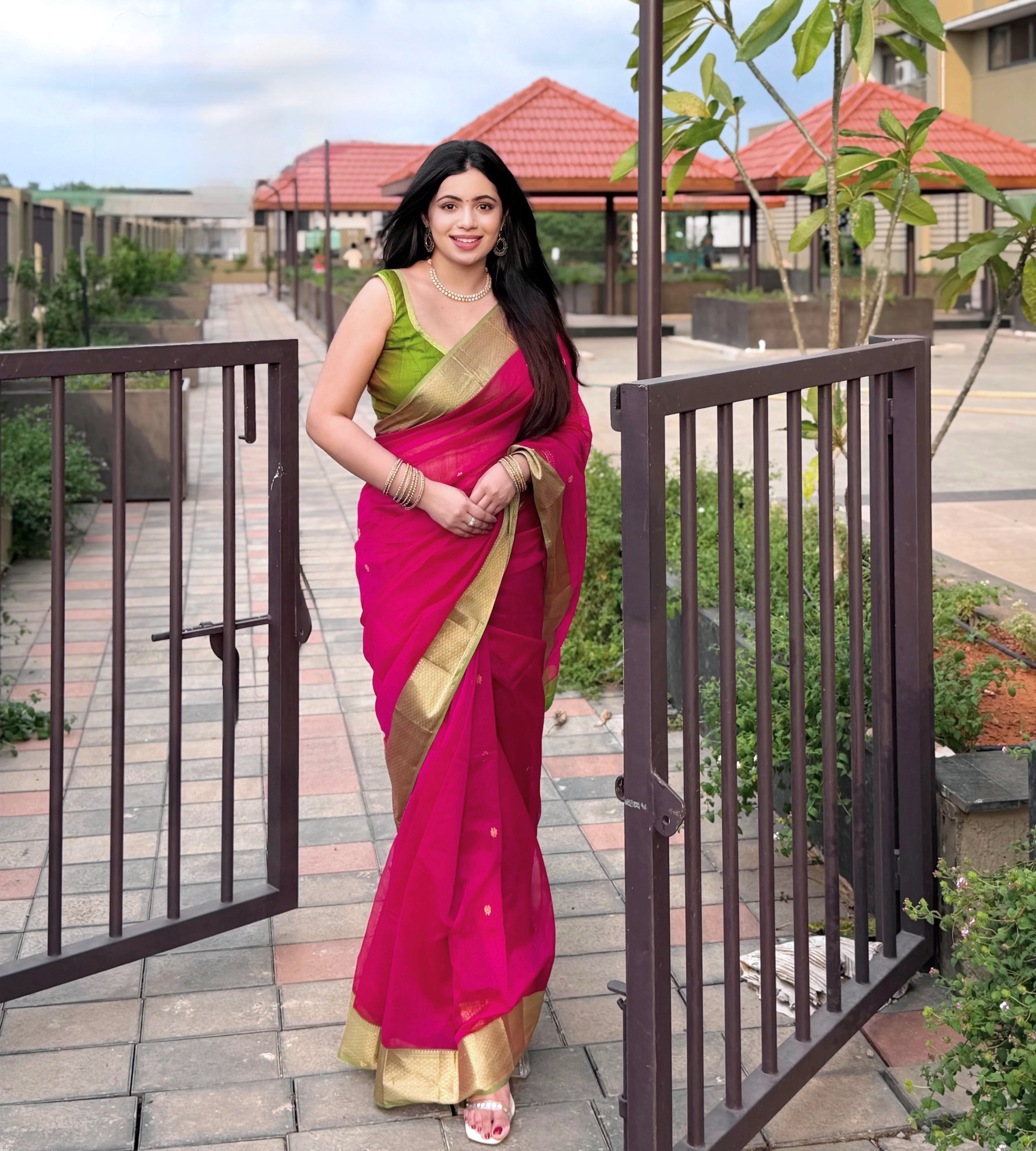 Pink and olive green Maheshwari saree with flower motifs on pallu - Image 16