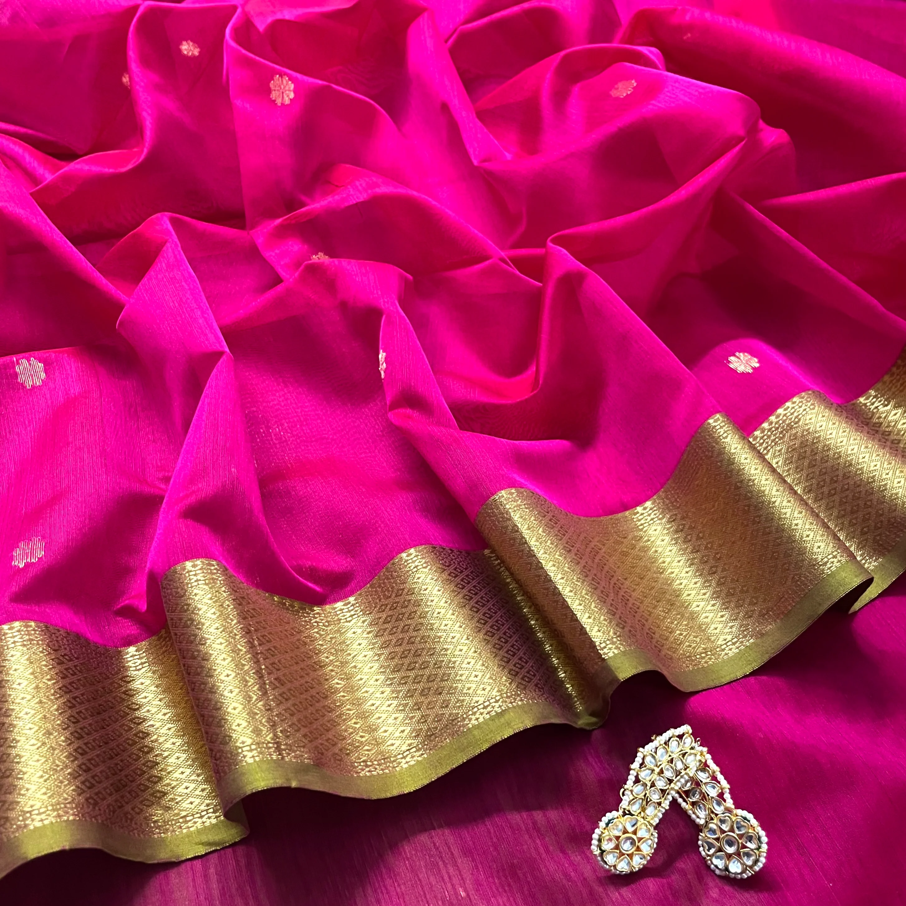 Pink and olive green Maheshwari saree with flower motifs on pallu - Image 3