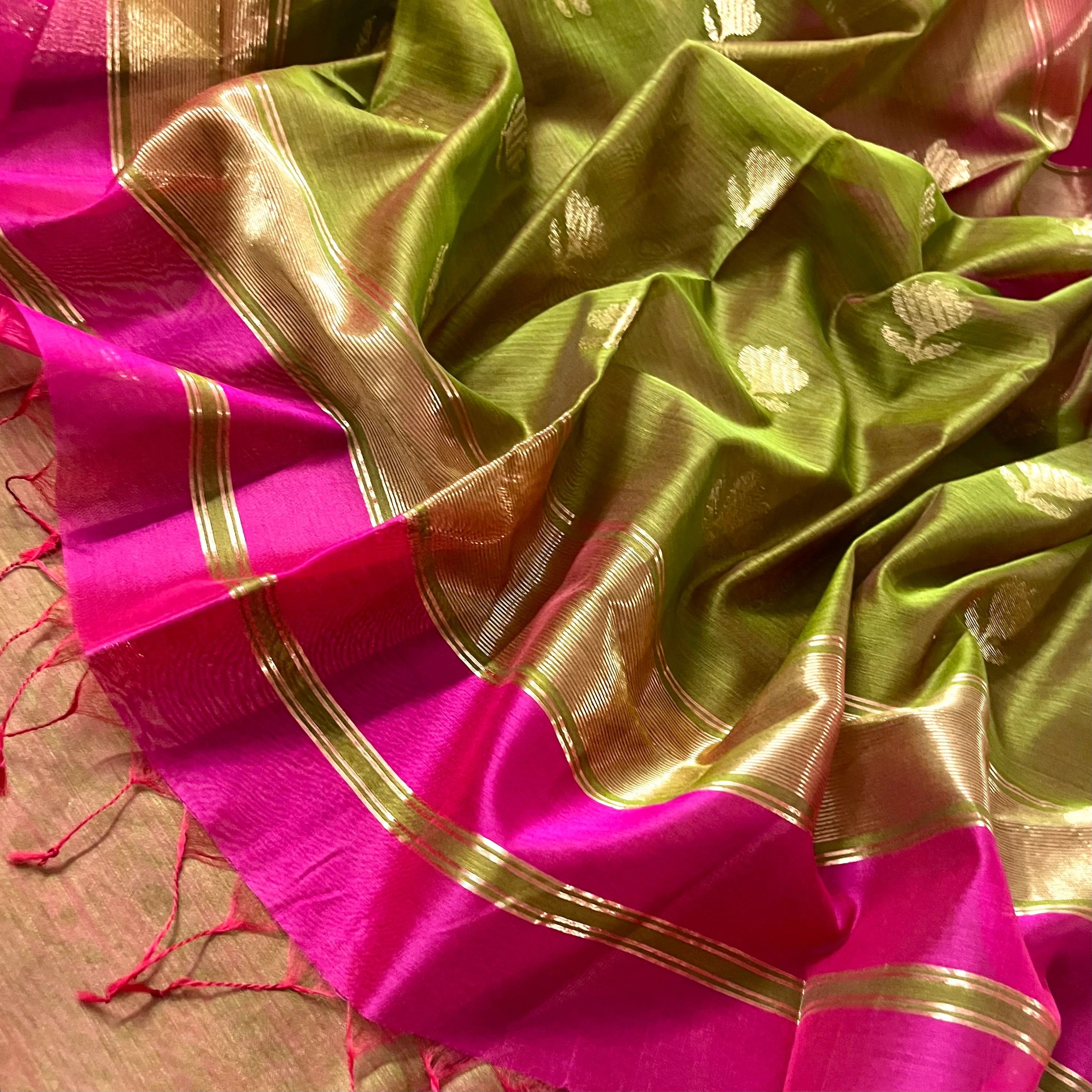 Pink and olive green Maheshwari saree with flower motifs on pallu - Image 4