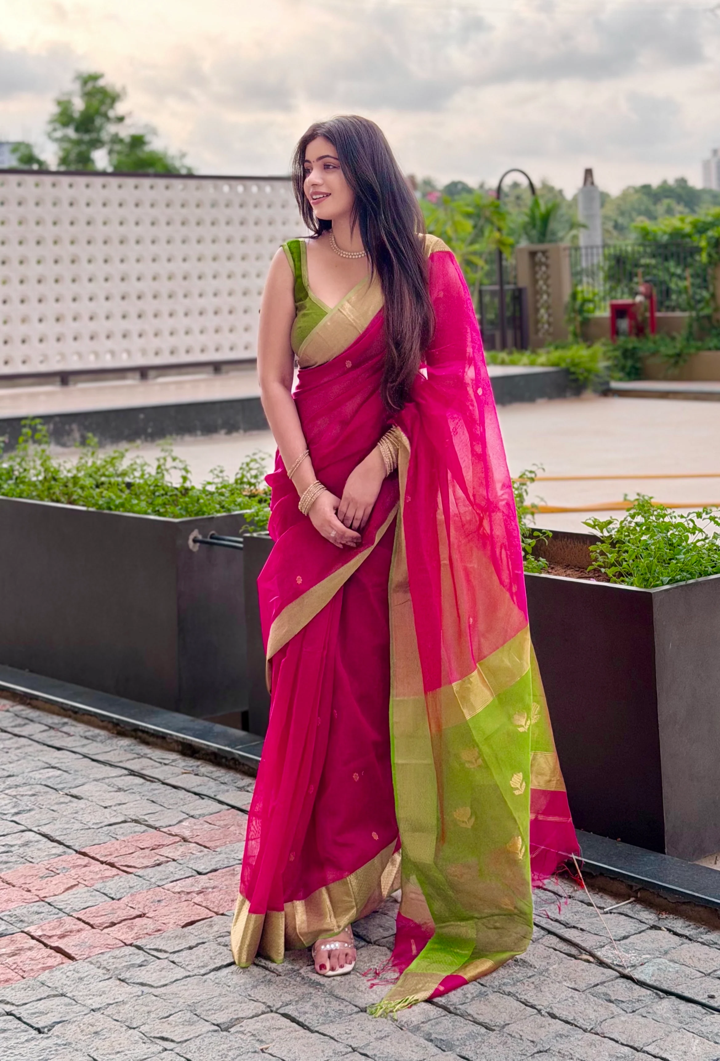 Pink and olive green Maheshwari saree with flower motifs on pallu - Image 5