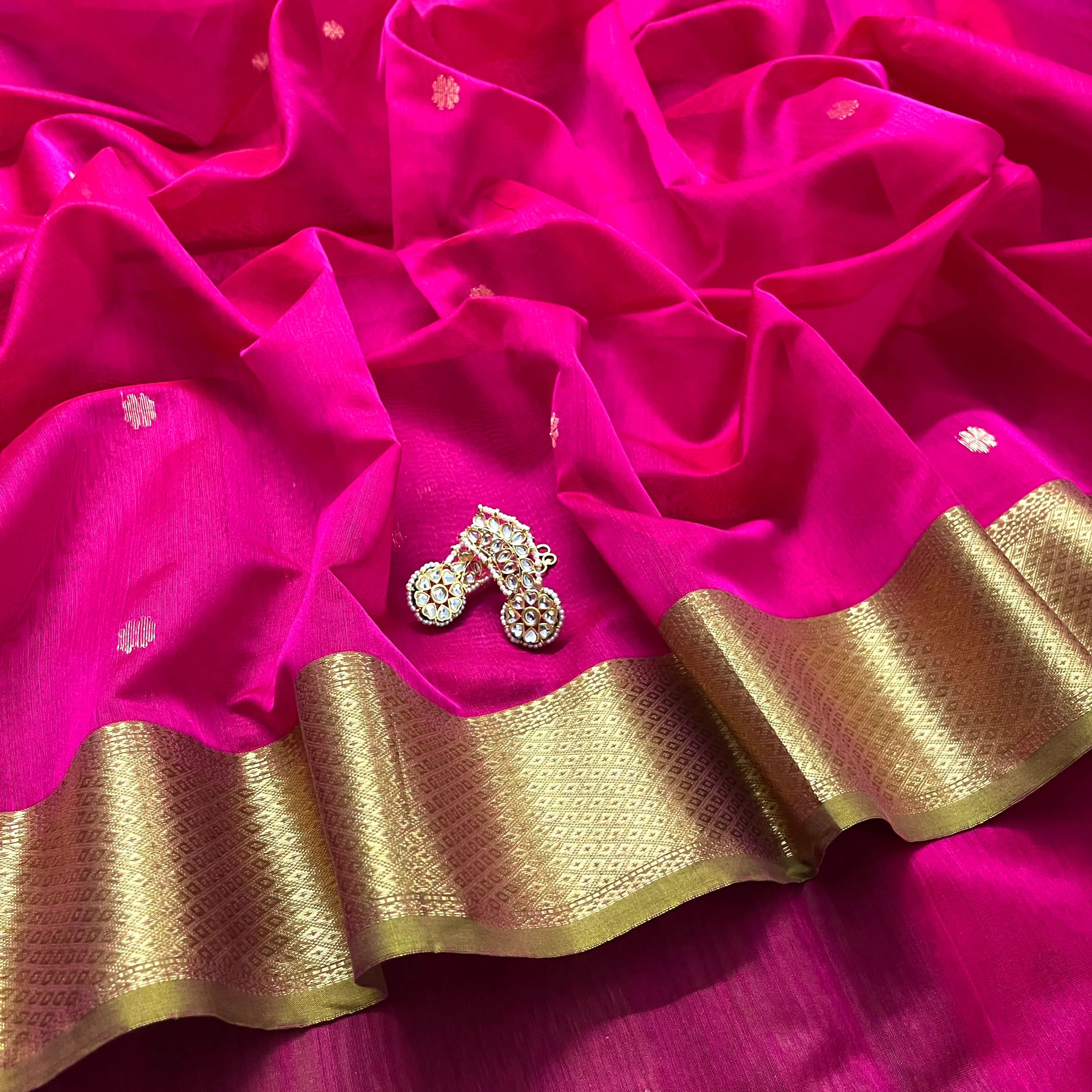 Pink and olive green Maheshwari saree with flower motifs on pallu - Image 6