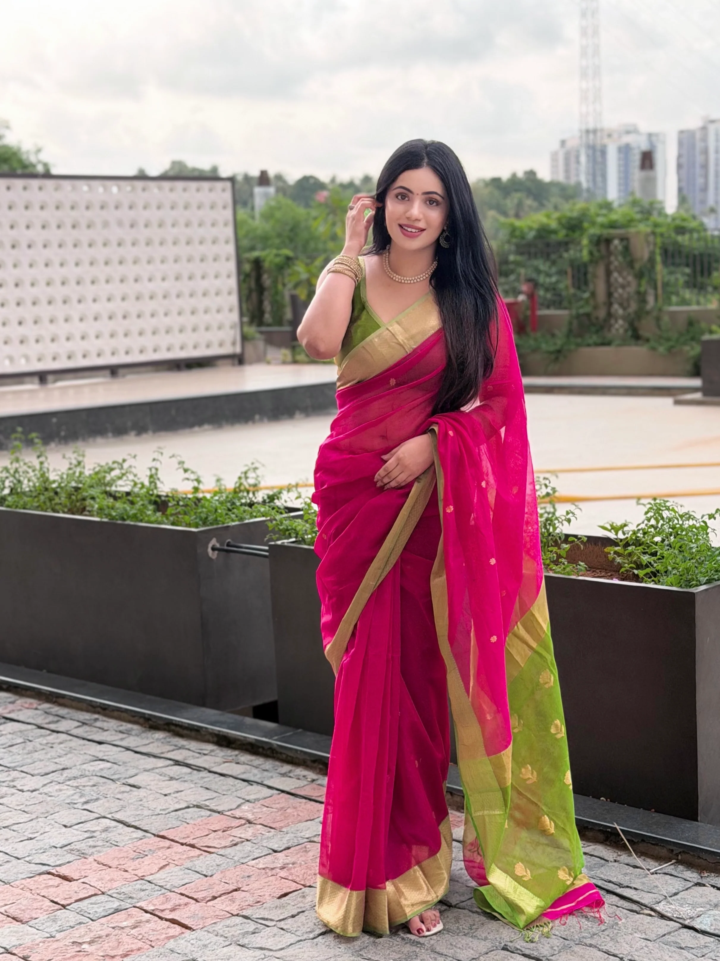 Pink and olive green Maheshwari saree with flower motifs on pallu - Image 7