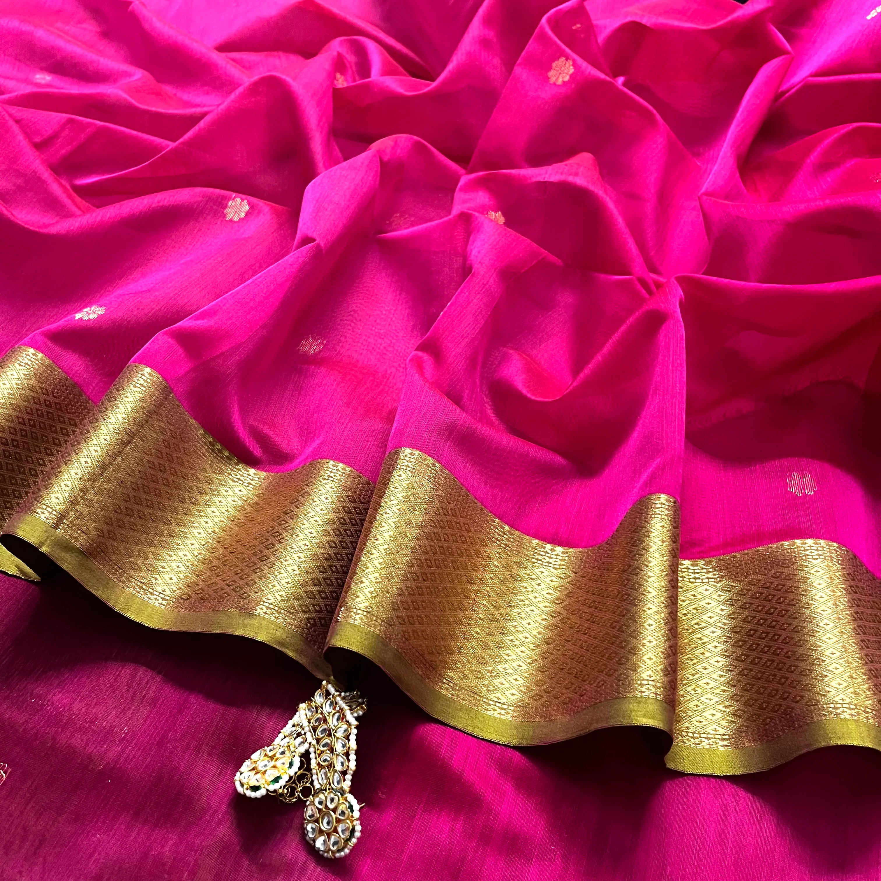 Pink and olive green Maheshwari saree with flower motifs on pallu - Image 8