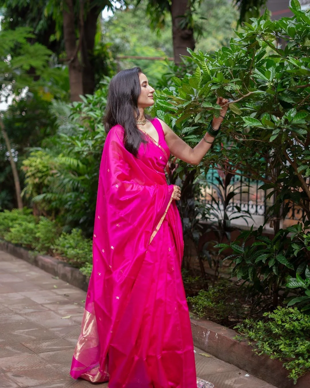 Rani pink chanderi silk saree with flower bootis all over - Image 5