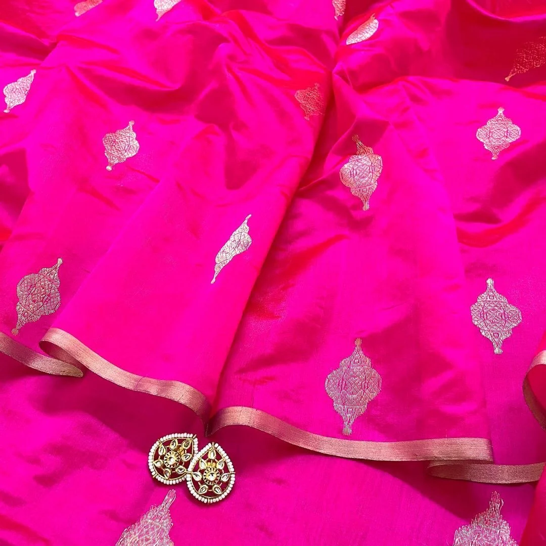 Rani pink chanderi silk saree with jhoomar motifs all over - Image 5