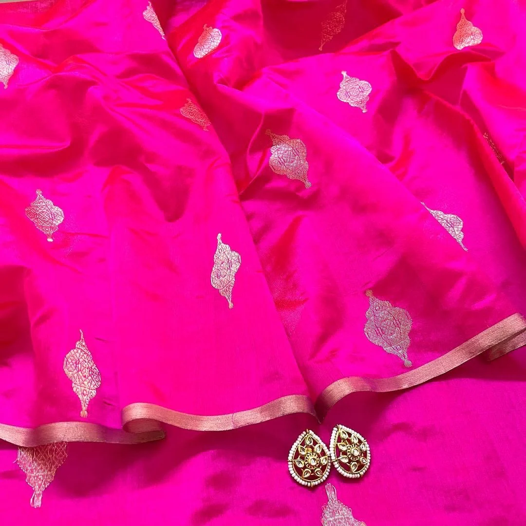 Rani pink chanderi silk saree with jhoomar motifs all over - Image 9