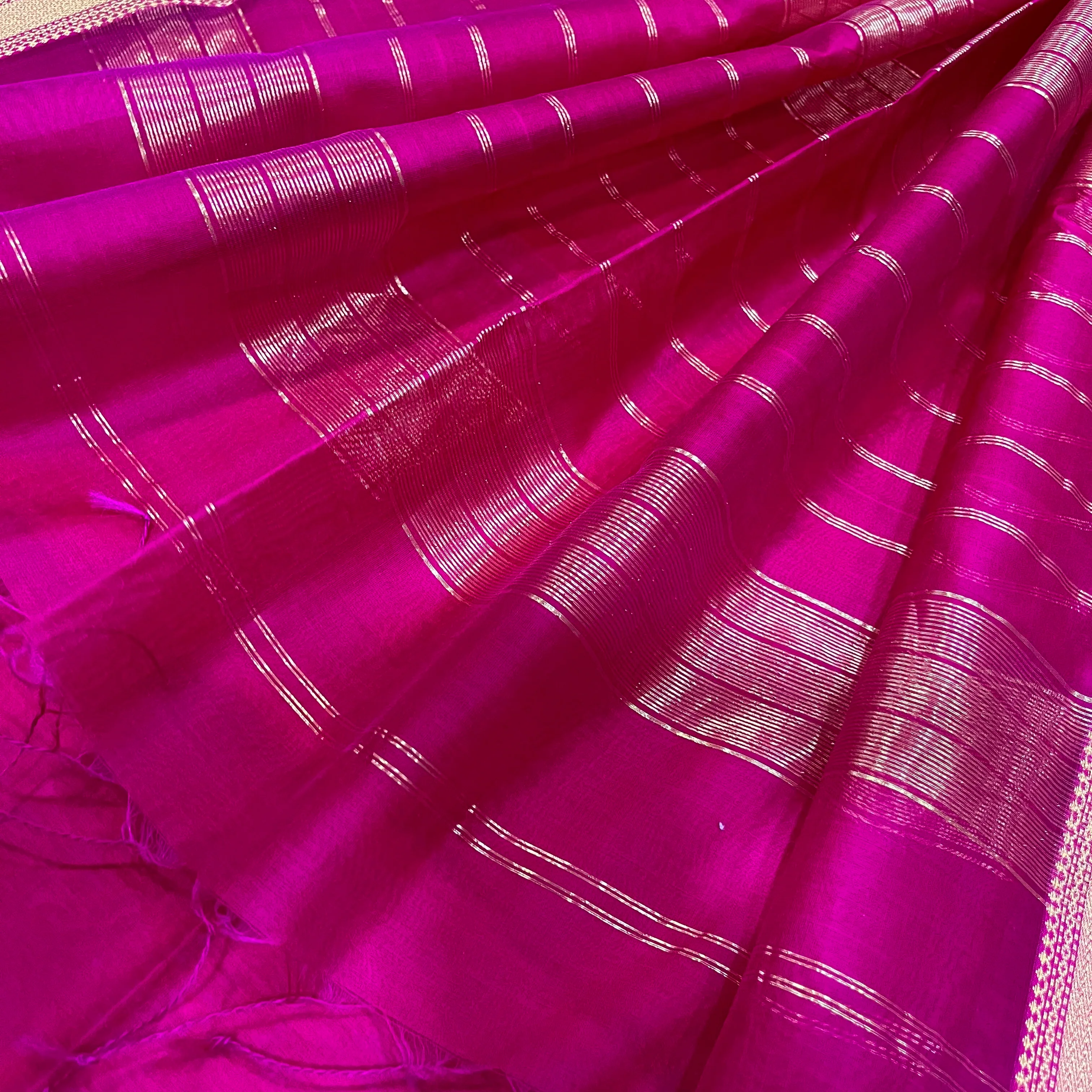 Rani pink Maheshwari saree with zari border - Image 2