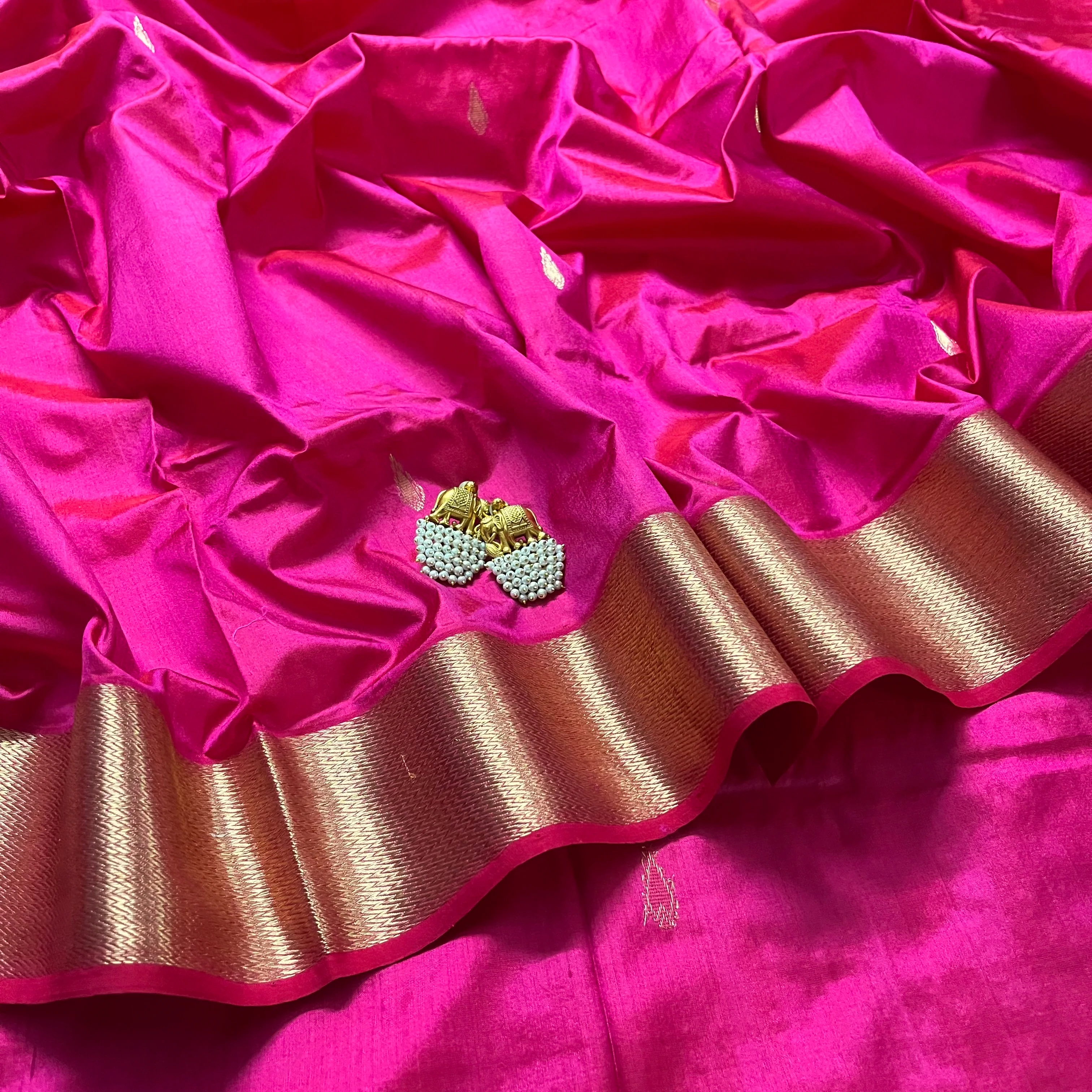 Rani pink Maheshwari silk saree with zari motifs on pallu - Image 4