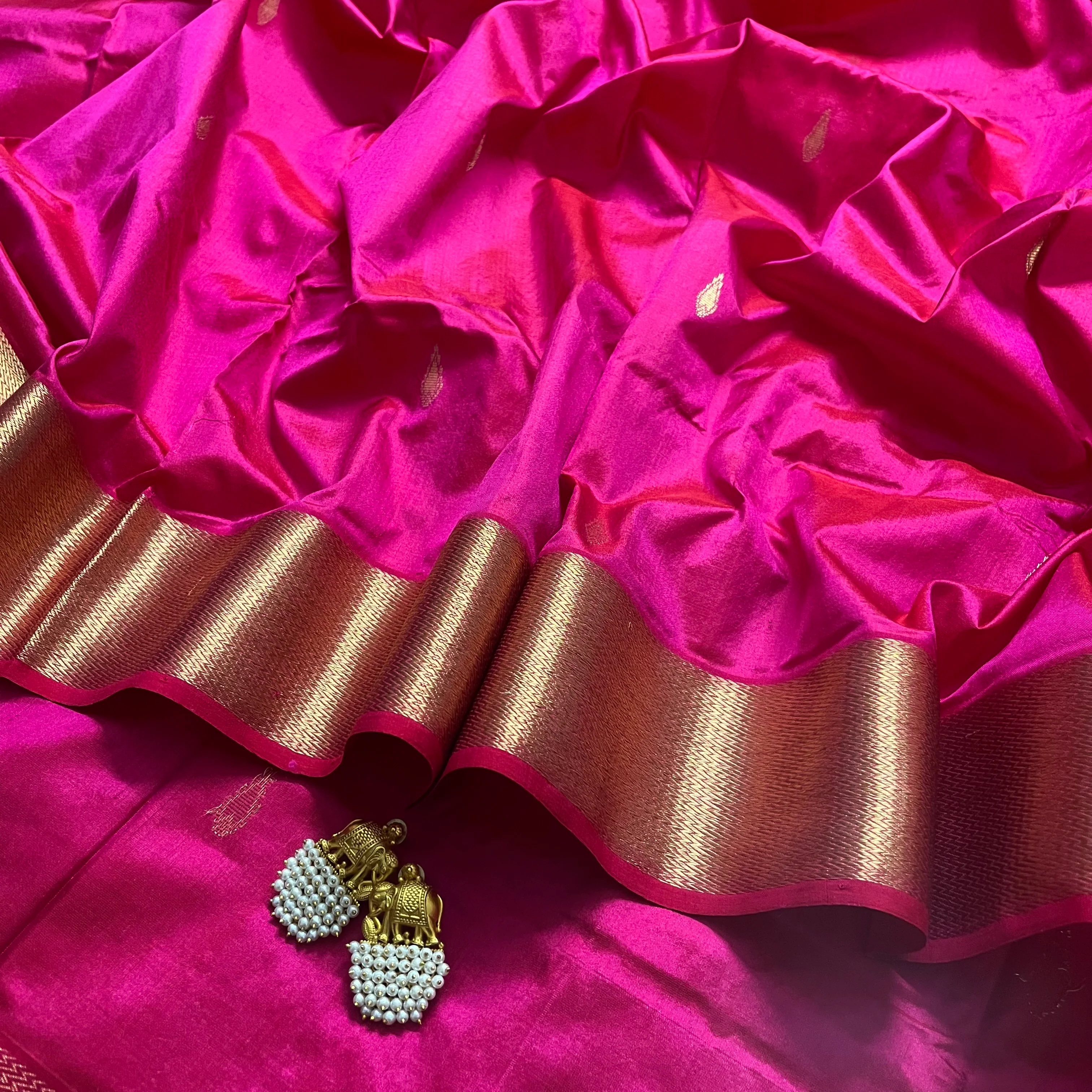 Rani pink Maheshwari silk saree with zari motifs on pallu - Image 5