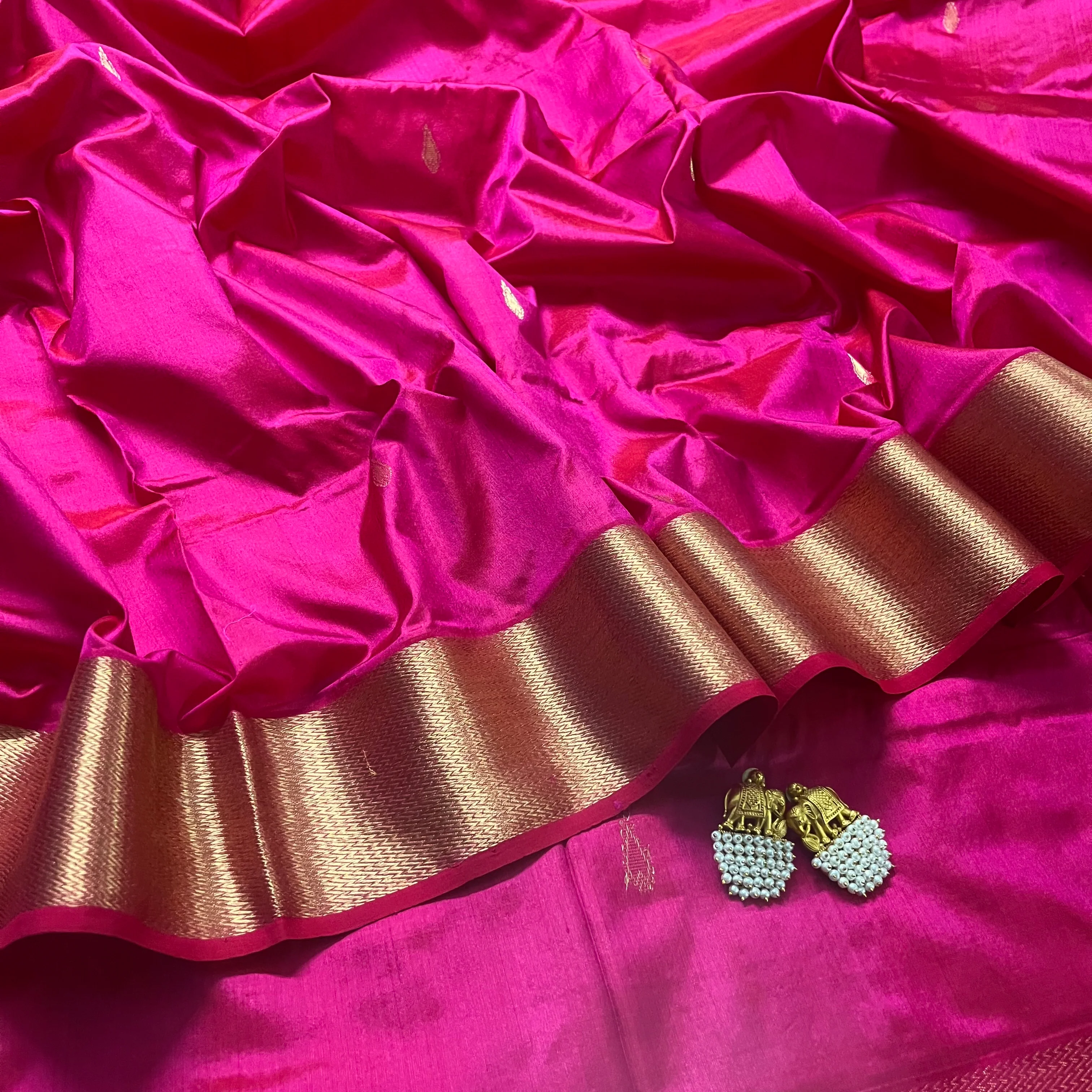 Rani pink Maheshwari silk saree with zari motifs on pallu - Image 6