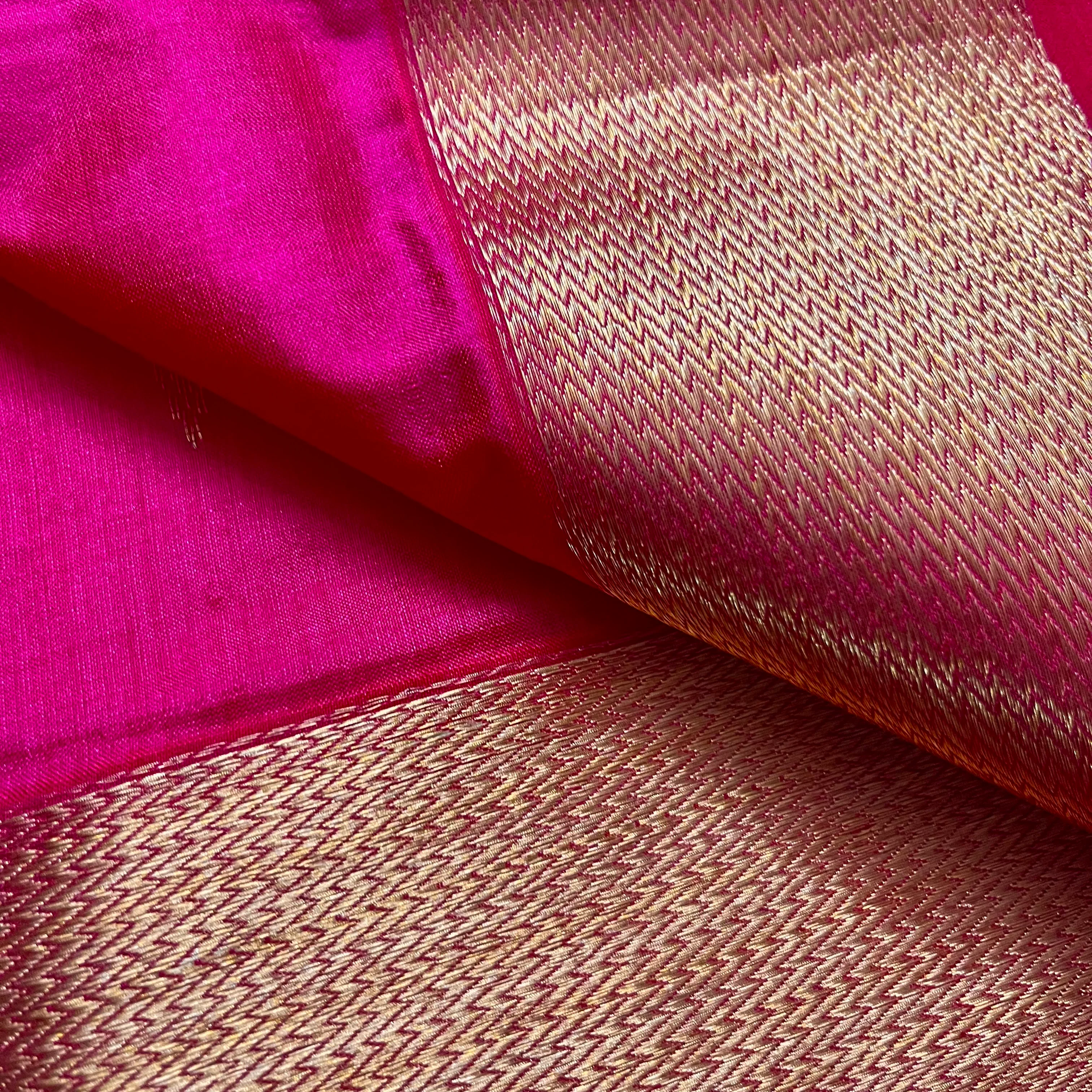 Rani pink Maheshwari silk saree with zari motifs on pallu - Image 8