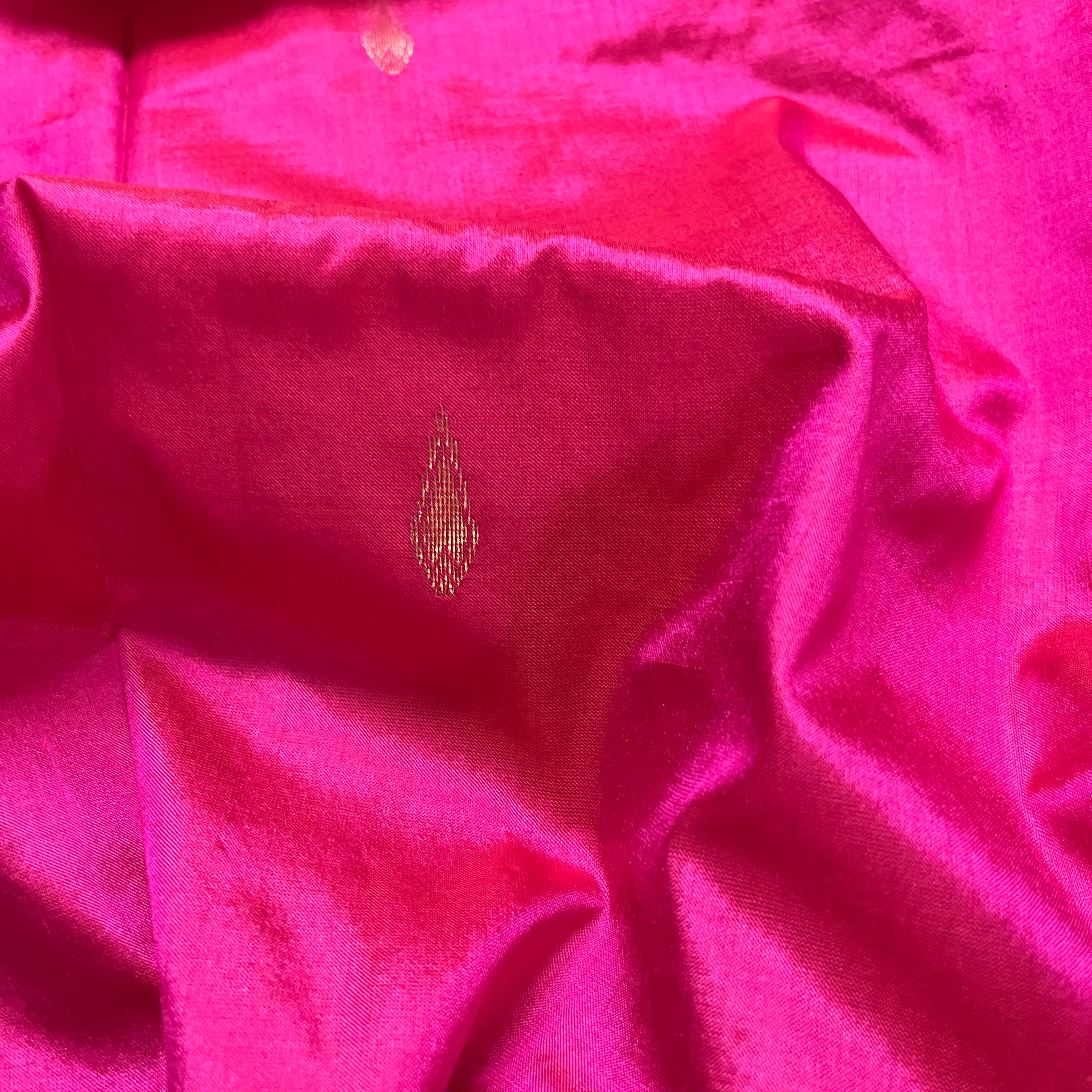 Rani pink Maheshwari silk saree with zari motifs on pallu - Image 9