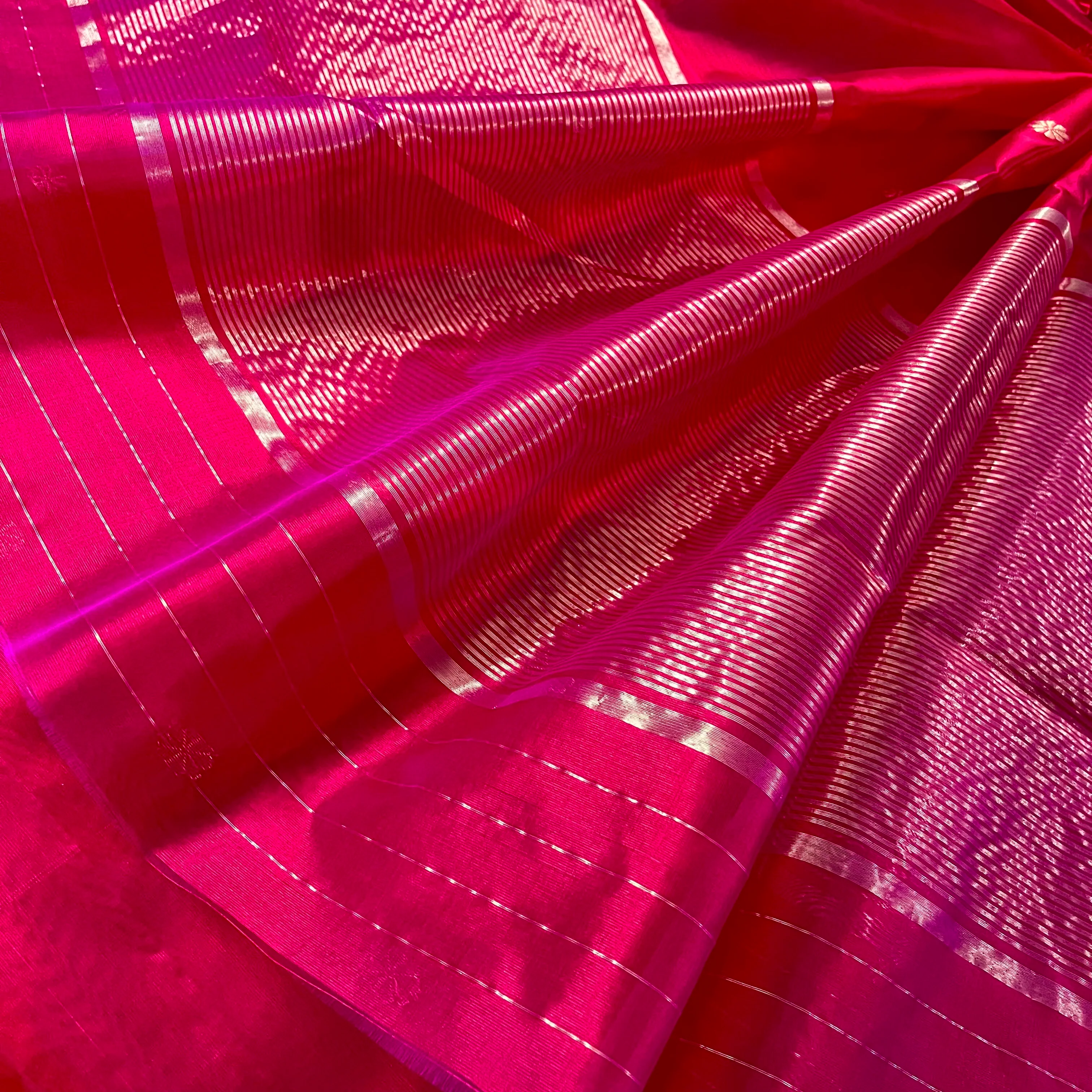 Red and pink dual tone Chanderi silk saree with flower bootis all over - Image 3