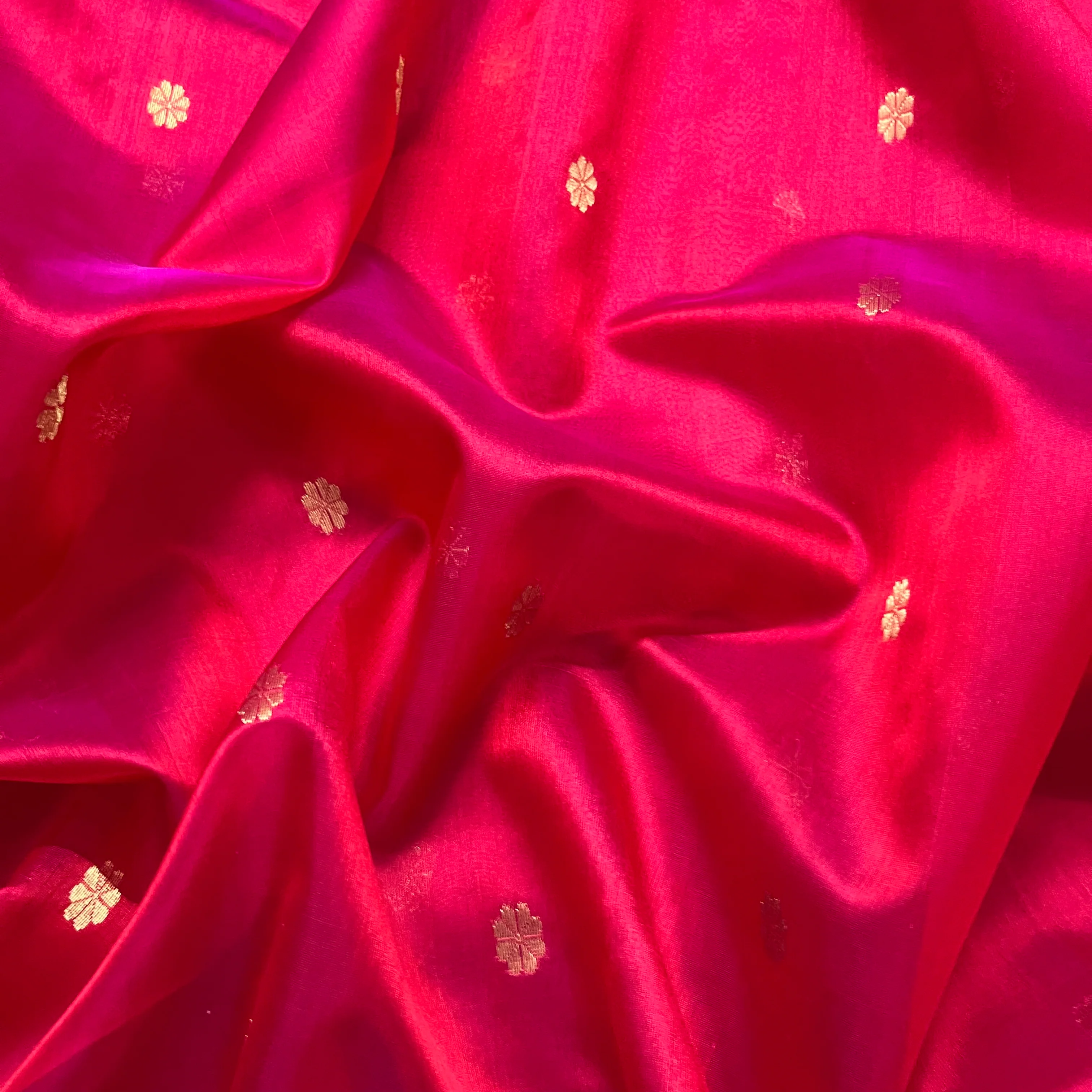 Red and pink dual tone Chanderi silk saree with flower bootis all over - Image 4