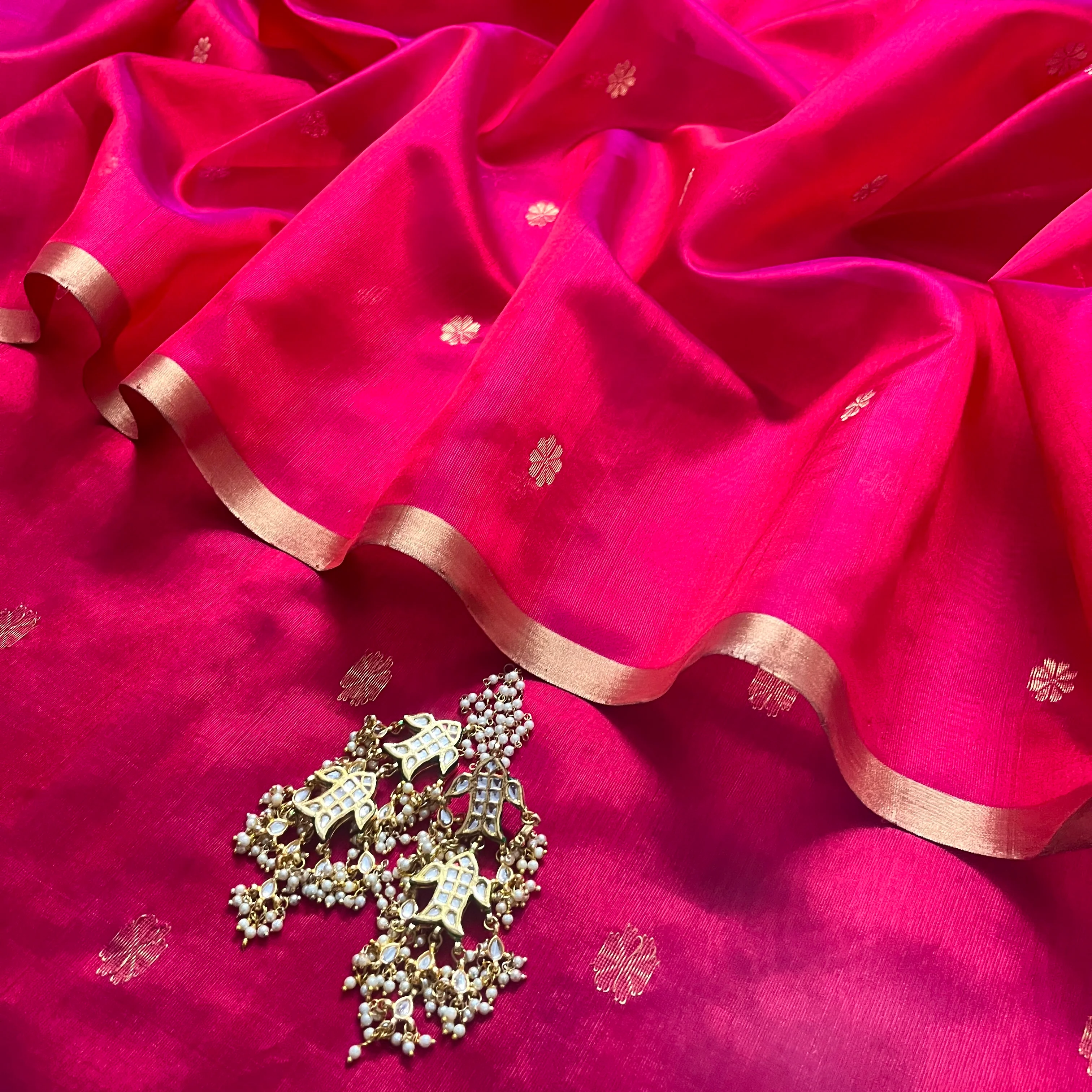 Red and pink dual tone Chanderi silk saree with flower bootis all over - Image 5
